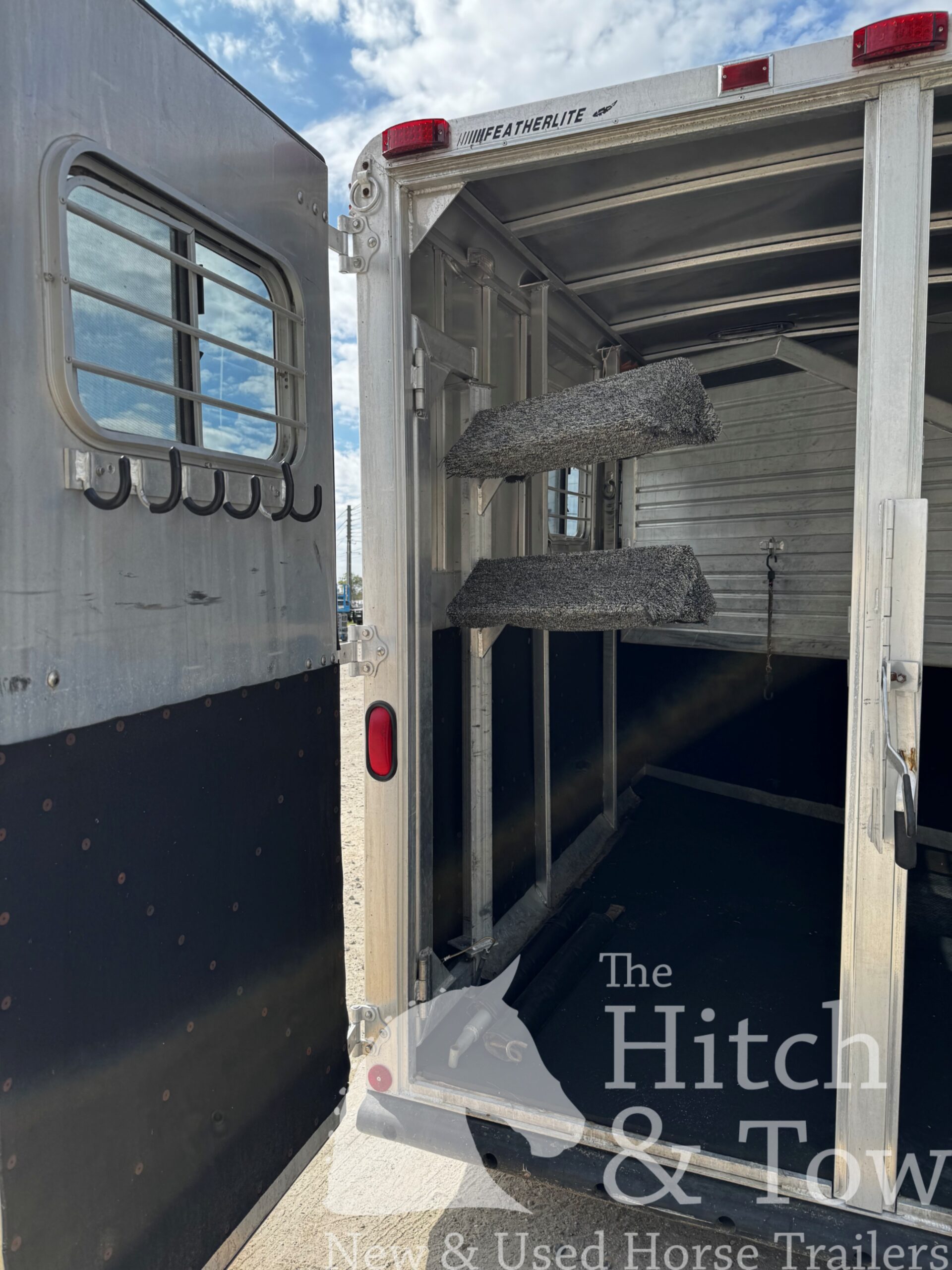 1994 FEATHERLTE 2 HORSE SLANT GOOSENECK W/ WEEKENDER! $10,500