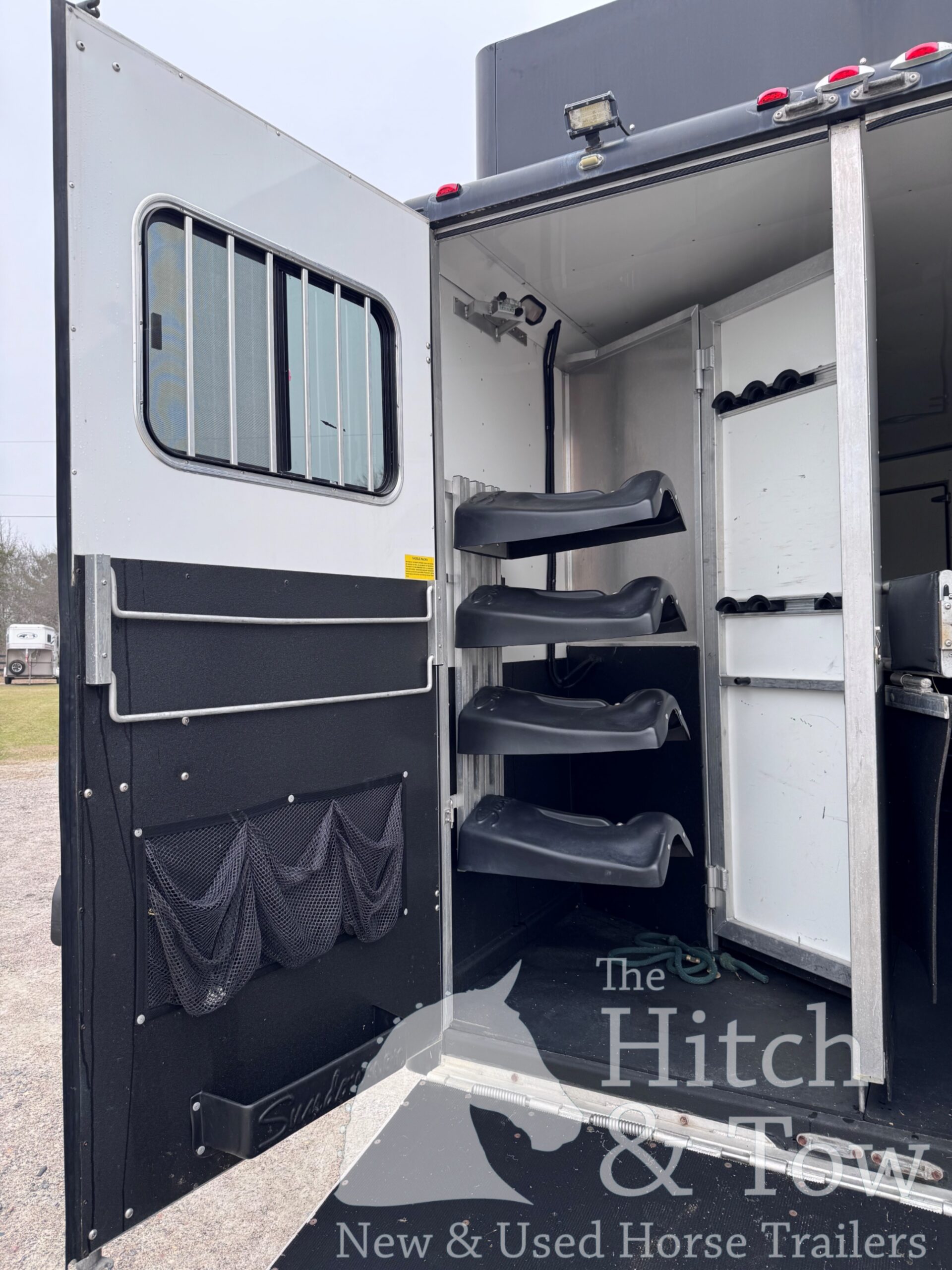 2006 SUNDOWNER 4 HORSE SLANT LOAD W/ 18′ LIVING QUARTERS TRAILER W/ UPGRADES $69,900