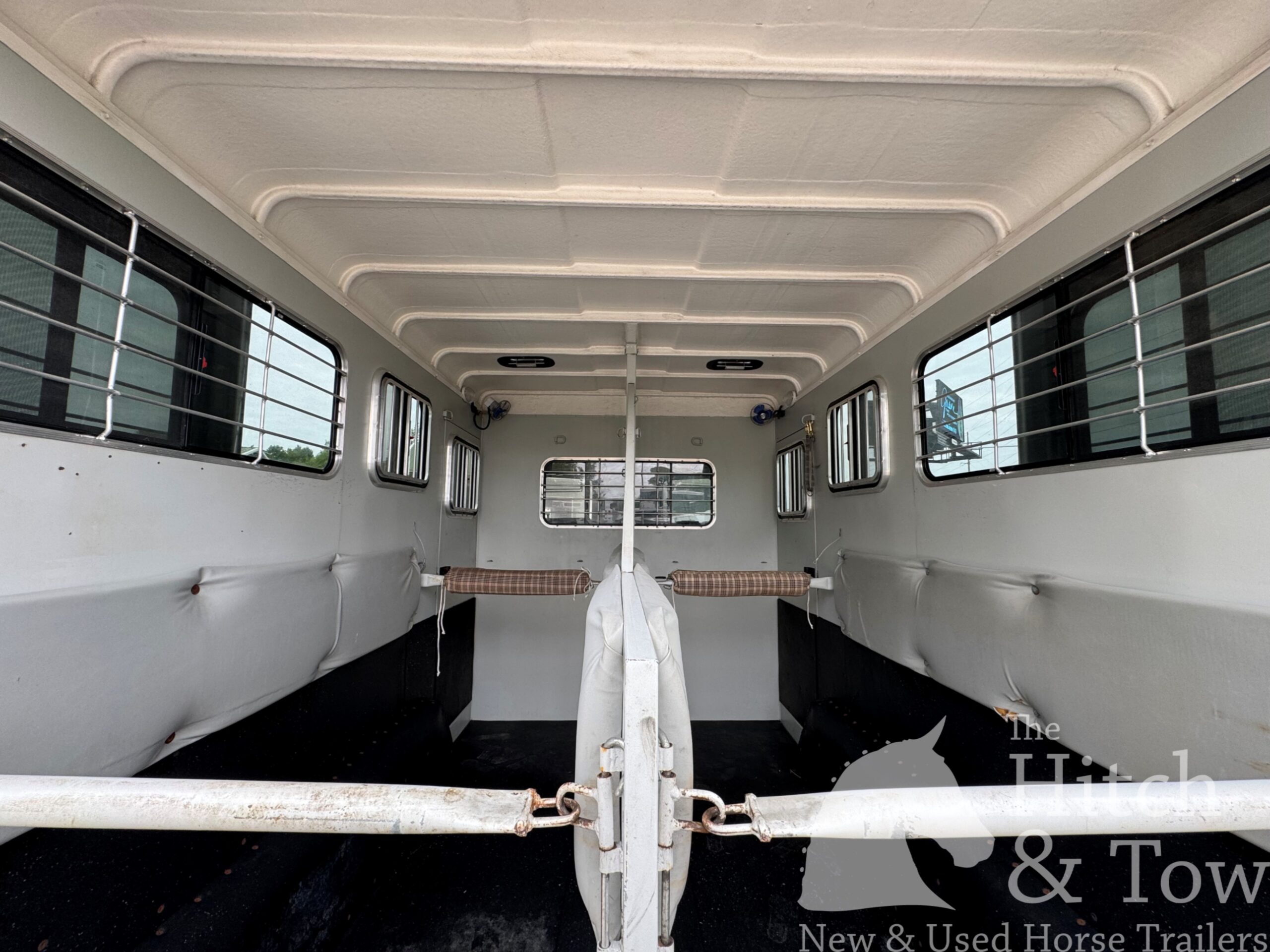 2022 HAWK 2 HORSE BUMPER PULL W/ DRESSING ROOM & WARMBLOOD SIZE!! $23,500