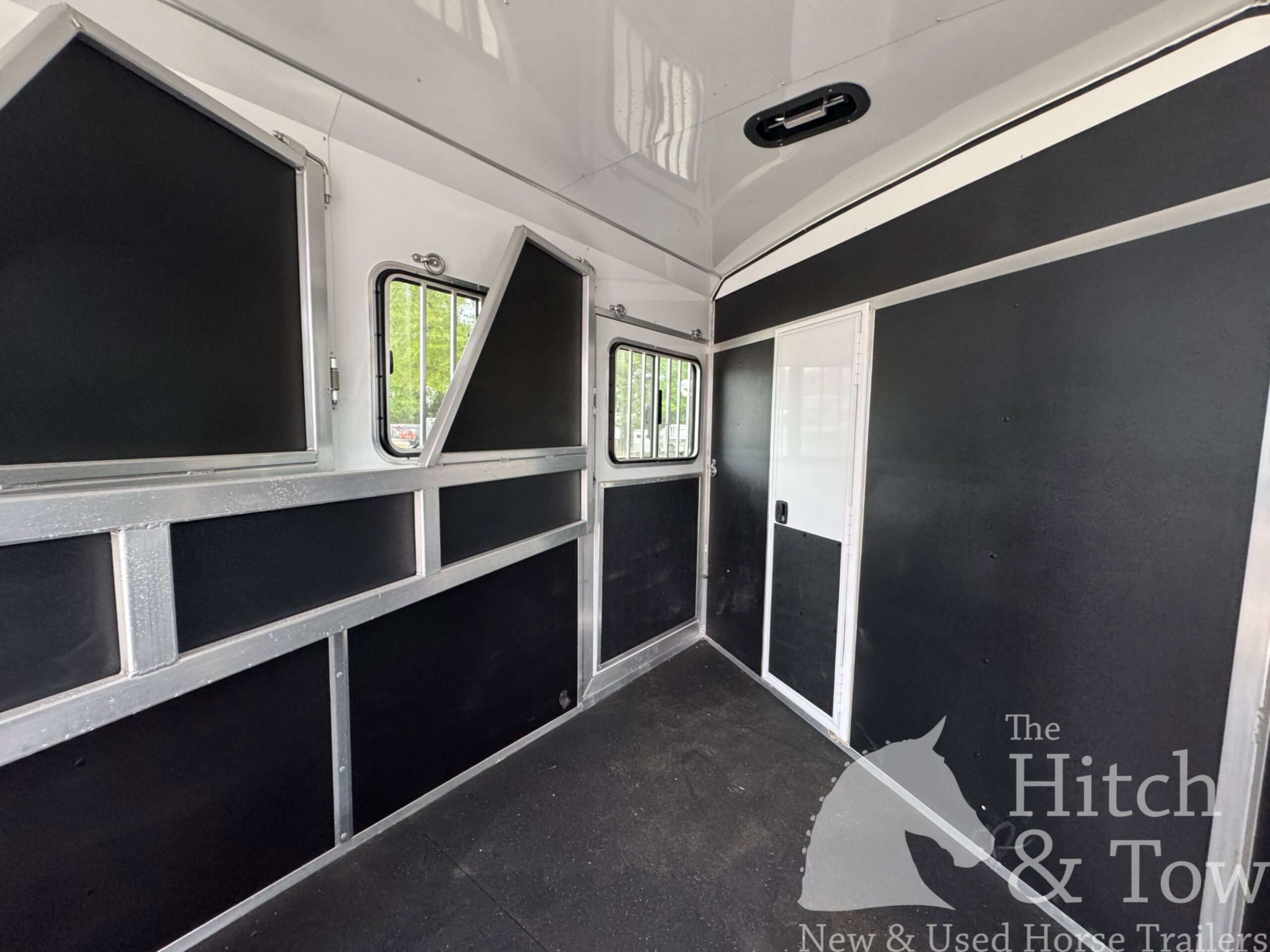 2022 SHADOW 3 HORSE SLANT LOAD LIVING QUARTERS TRAILER W/ UPGRADES! $39,000