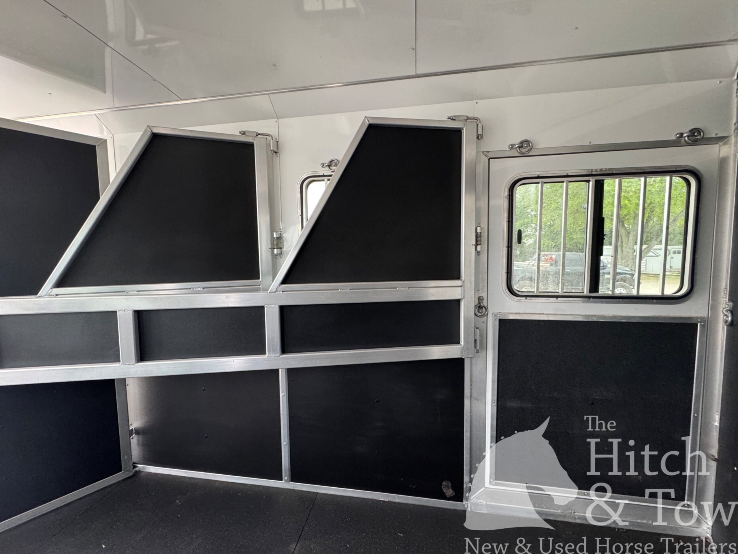 2022 SHADOW 3 HORSE SLANT LOAD LIVING QUARTERS TRAILER W/ UPGRADES! $39,000