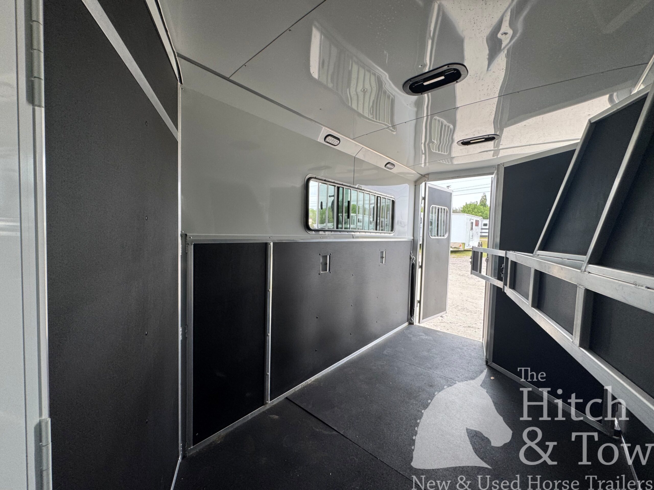 2022 SHADOW 3 HORSE SLANT LOAD LIVING QUARTERS TRAILER W/ UPGRADES! $39,000