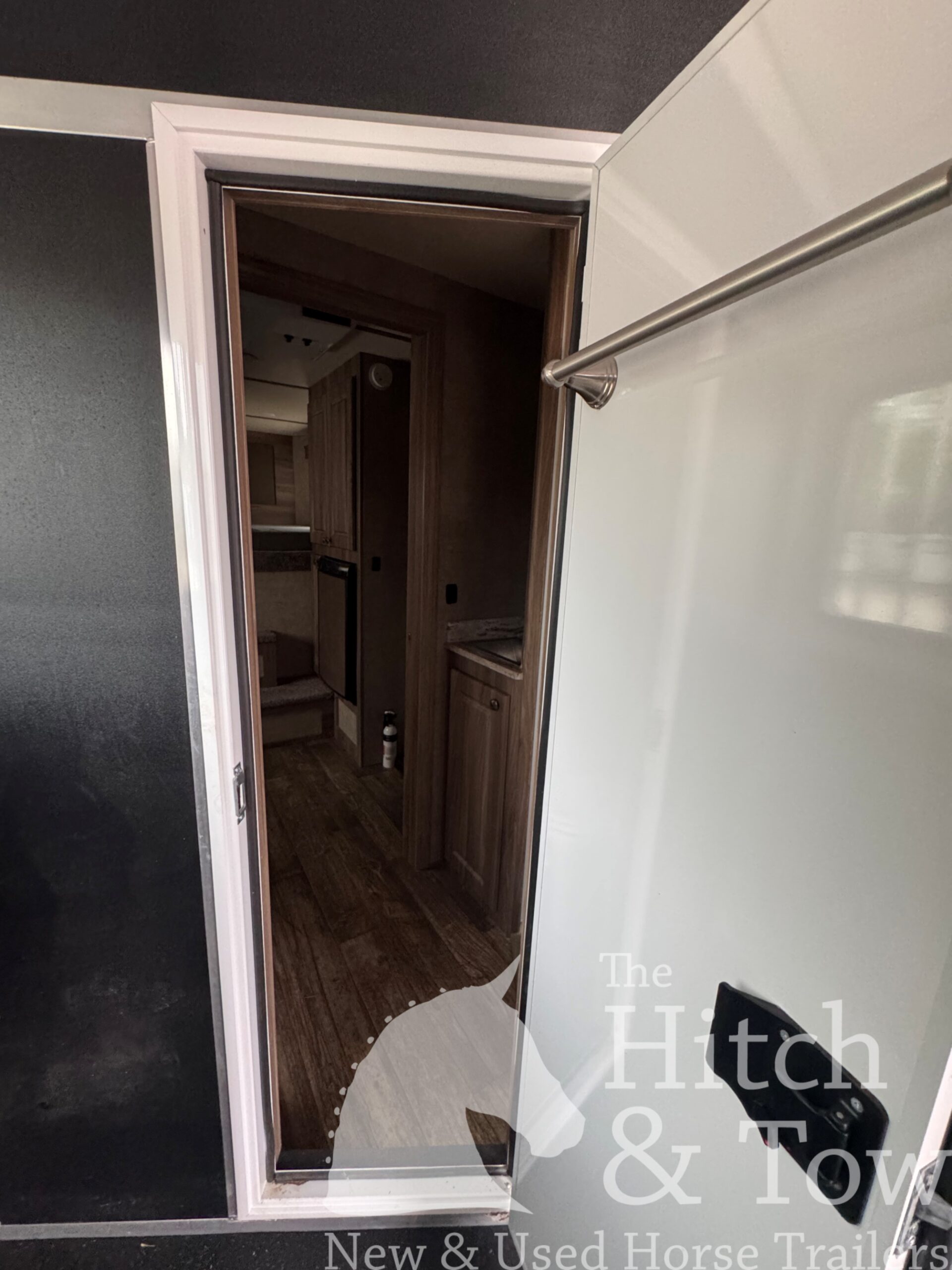 2022 SHADOW 3 HORSE SLANT LOAD LIVING QUARTERS TRAILER W/ UPGRADES! $39,000