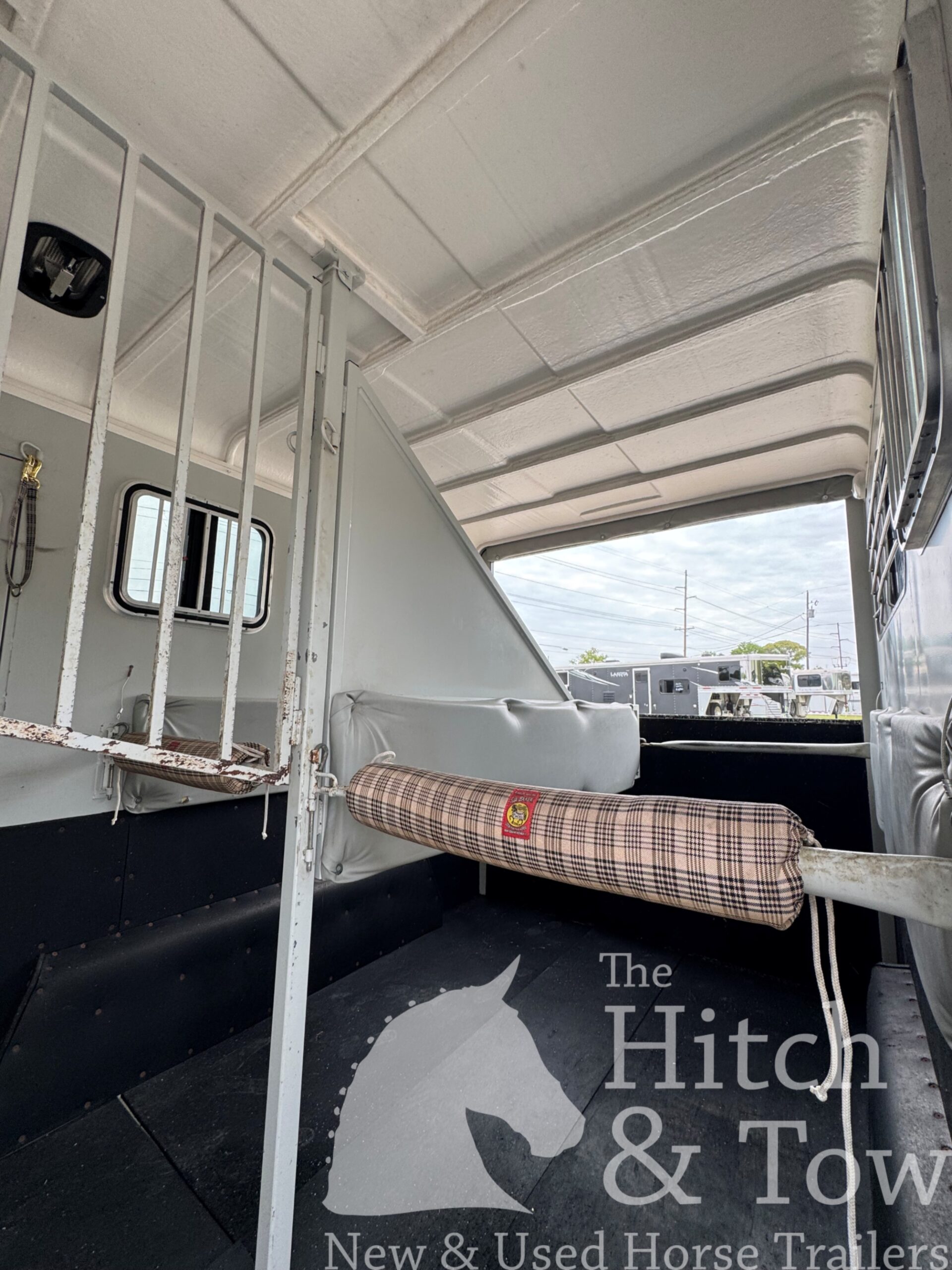 2022 HAWK 2 HORSE BUMPER PULL W/ DRESSING ROOM & WARMBLOOD SIZE!! $23,500