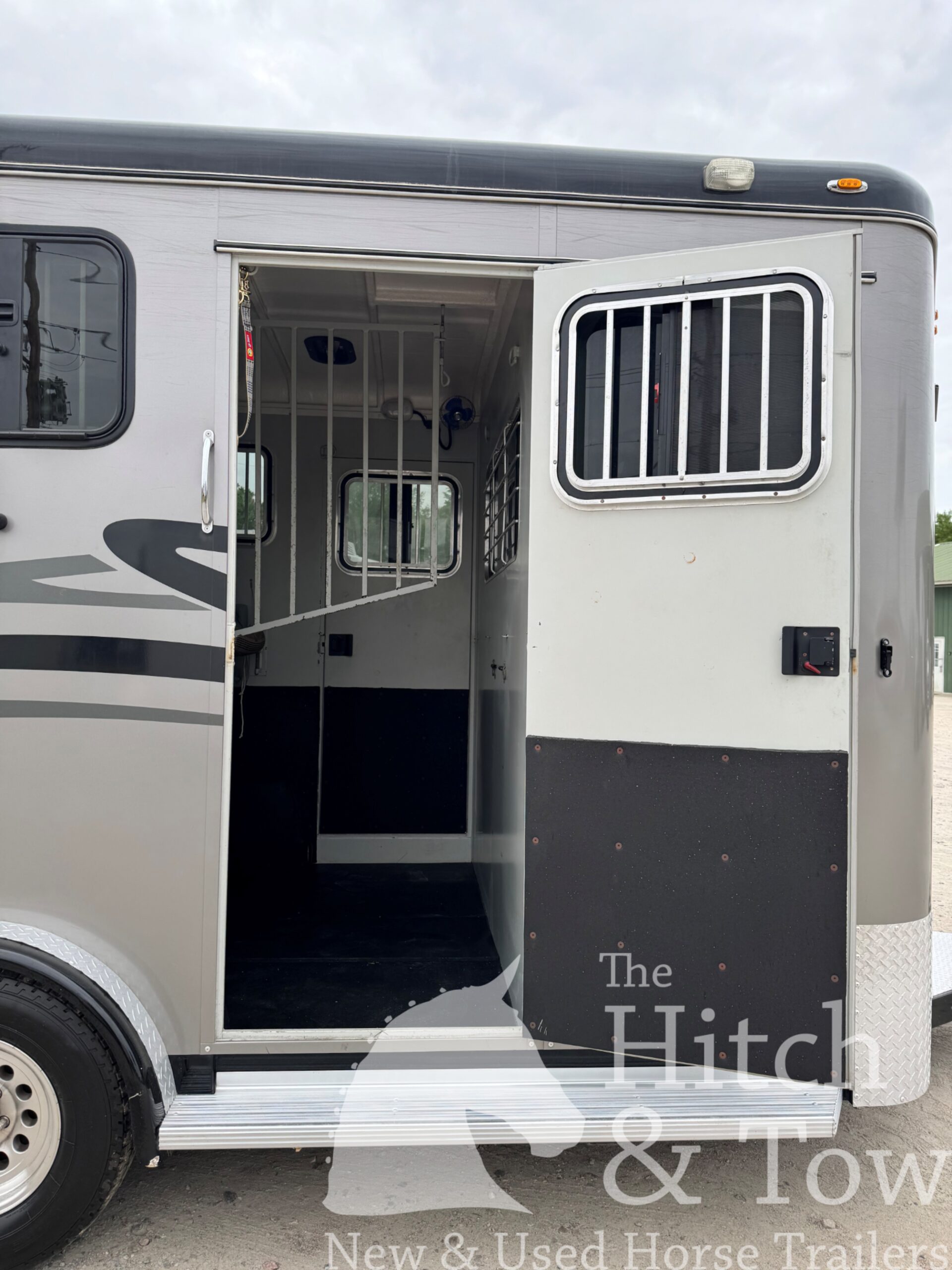 2022 HAWK 2 HORSE BUMPER PULL W/ DRESSING ROOM & WARMBLOOD SIZE!! $23,500