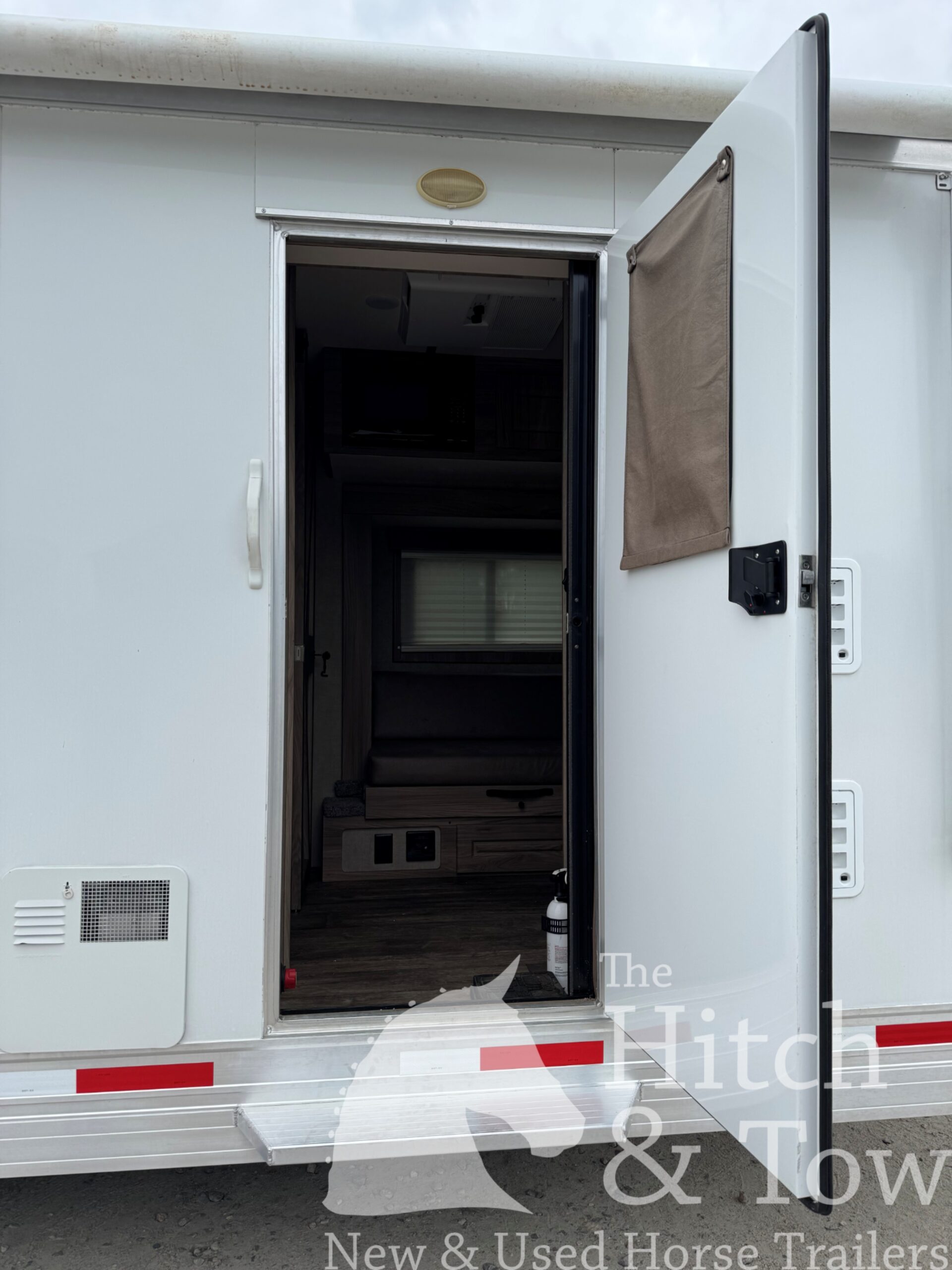 2022 SHADOW 3 HORSE SLANT LOAD LIVING QUARTERS TRAILER W/ UPGRADES! $39,000