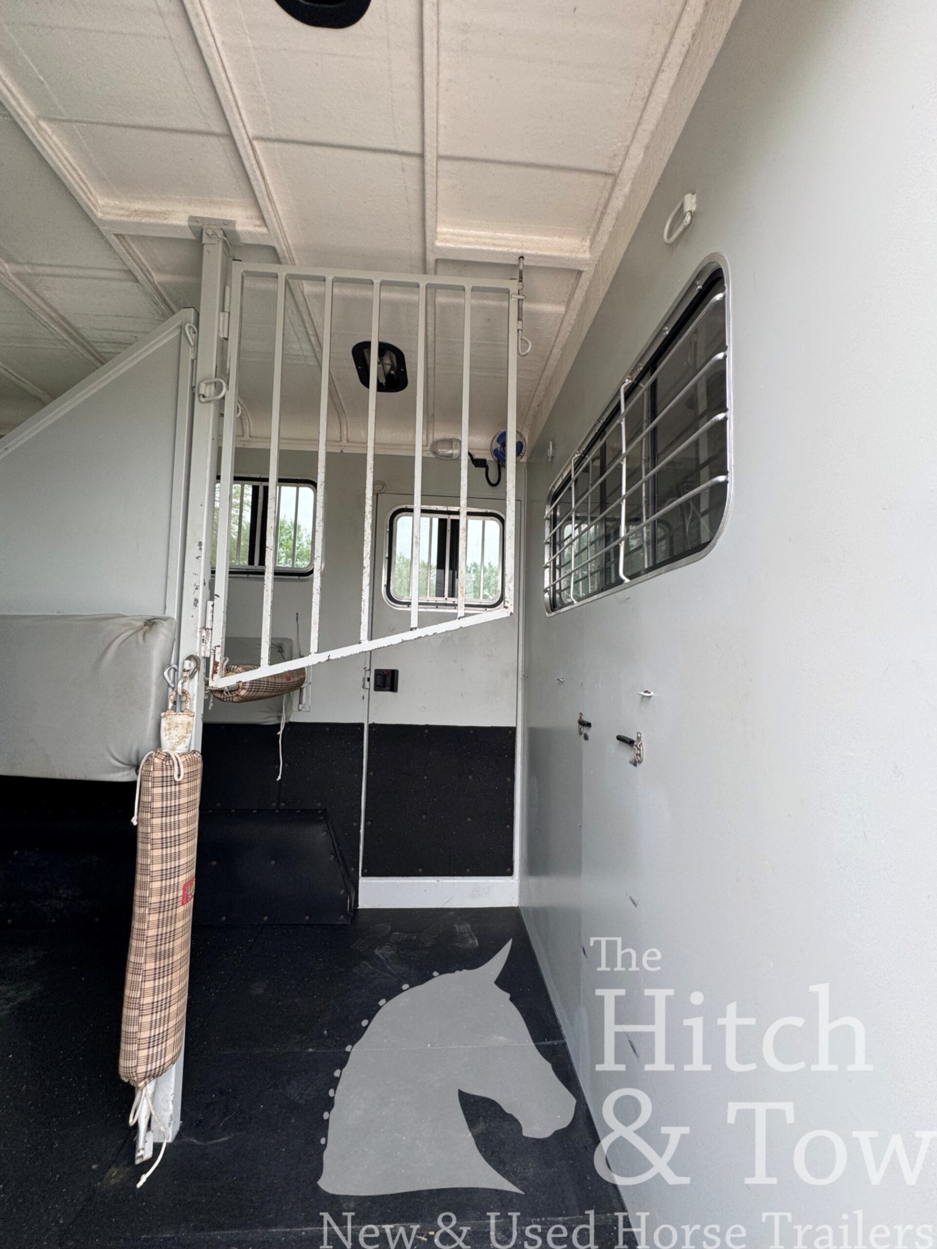 2022 HAWK 2 HORSE BUMPER PULL W/ DRESSING ROOM & WARMBLOOD SIZE!! $23,500