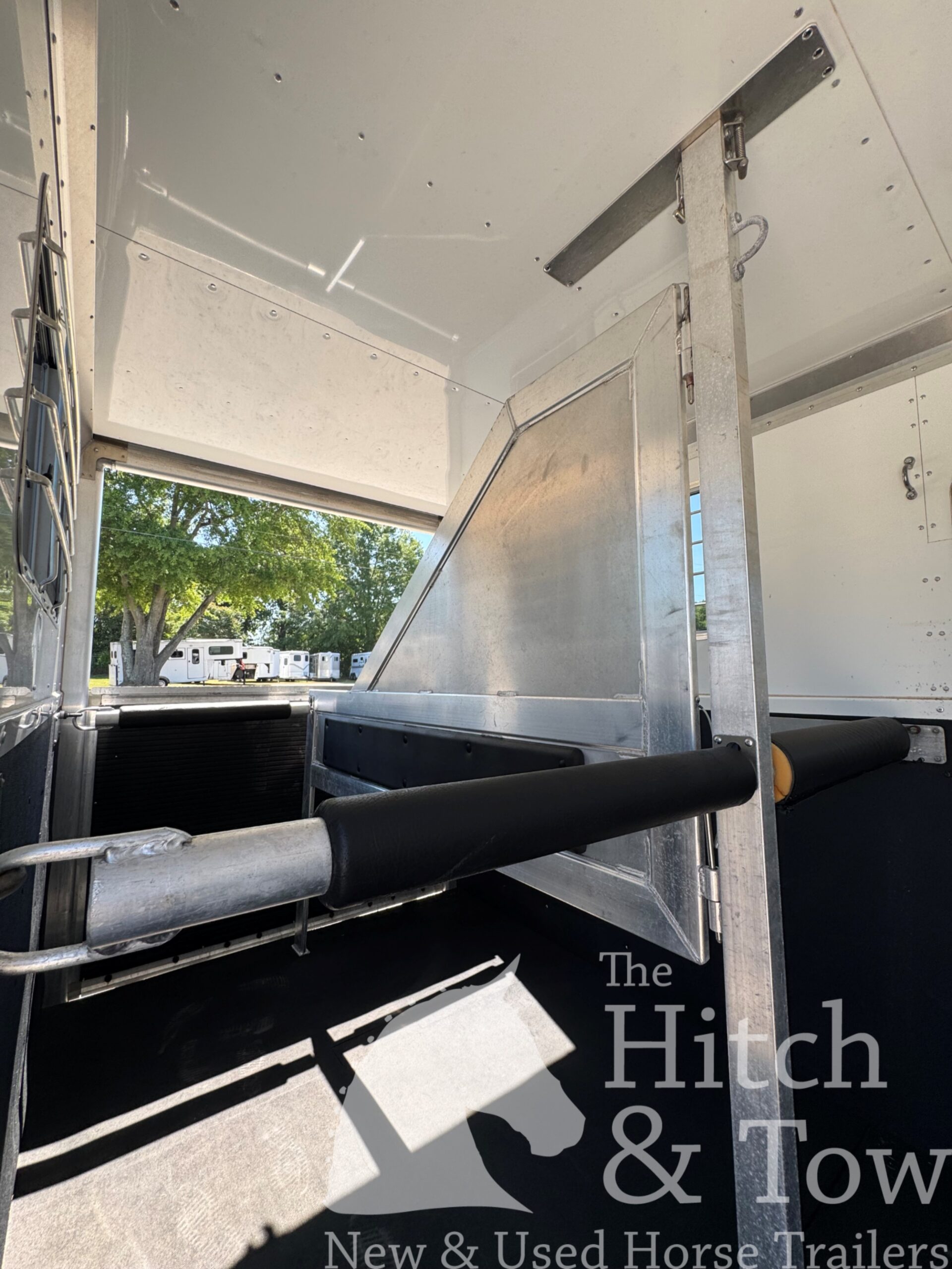 TOP OF THE LINE 2010 Eby 2 Horse Straight Load Bumper Pull $19,500