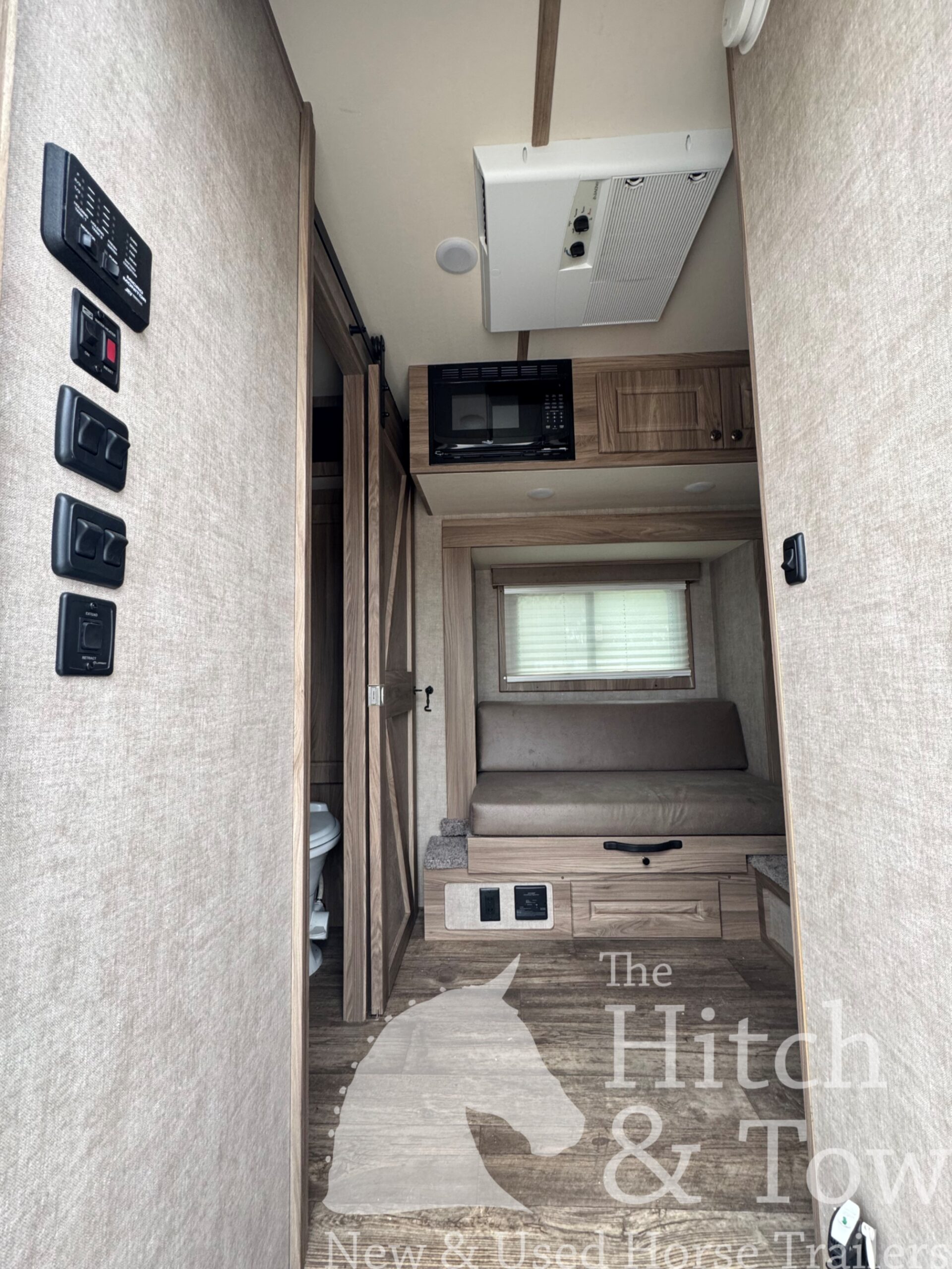 2022 SHADOW 3 HORSE SLANT LOAD LIVING QUARTERS TRAILER W/ UPGRADES! $39,000