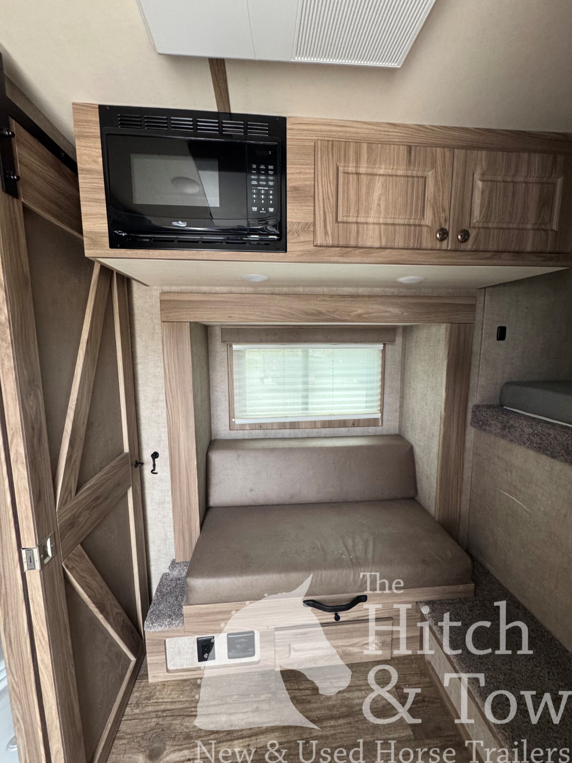 2022 SHADOW 3 HORSE SLANT LOAD LIVING QUARTERS TRAILER W/ UPGRADES! $39,000