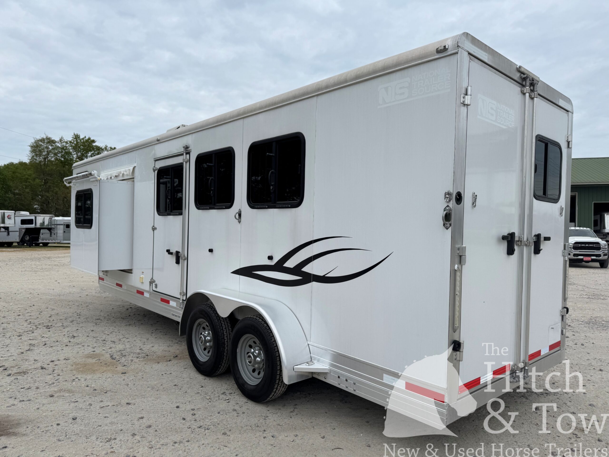 2022 SHADOW 3 HORSE SLANT LOAD LIVING QUARTERS TRAILER W/ UPGRADES! $39,000