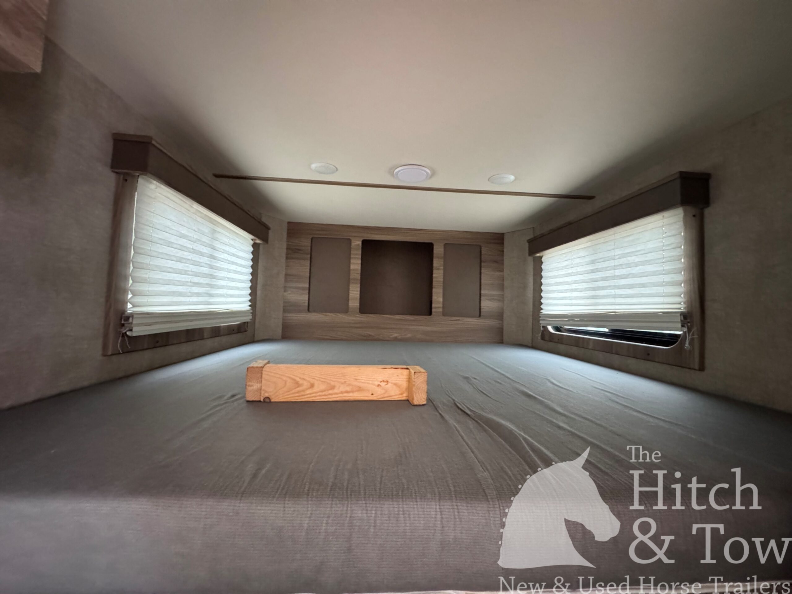 2022 SHADOW 3 HORSE SLANT LOAD LIVING QUARTERS TRAILER W/ UPGRADES! $39,000