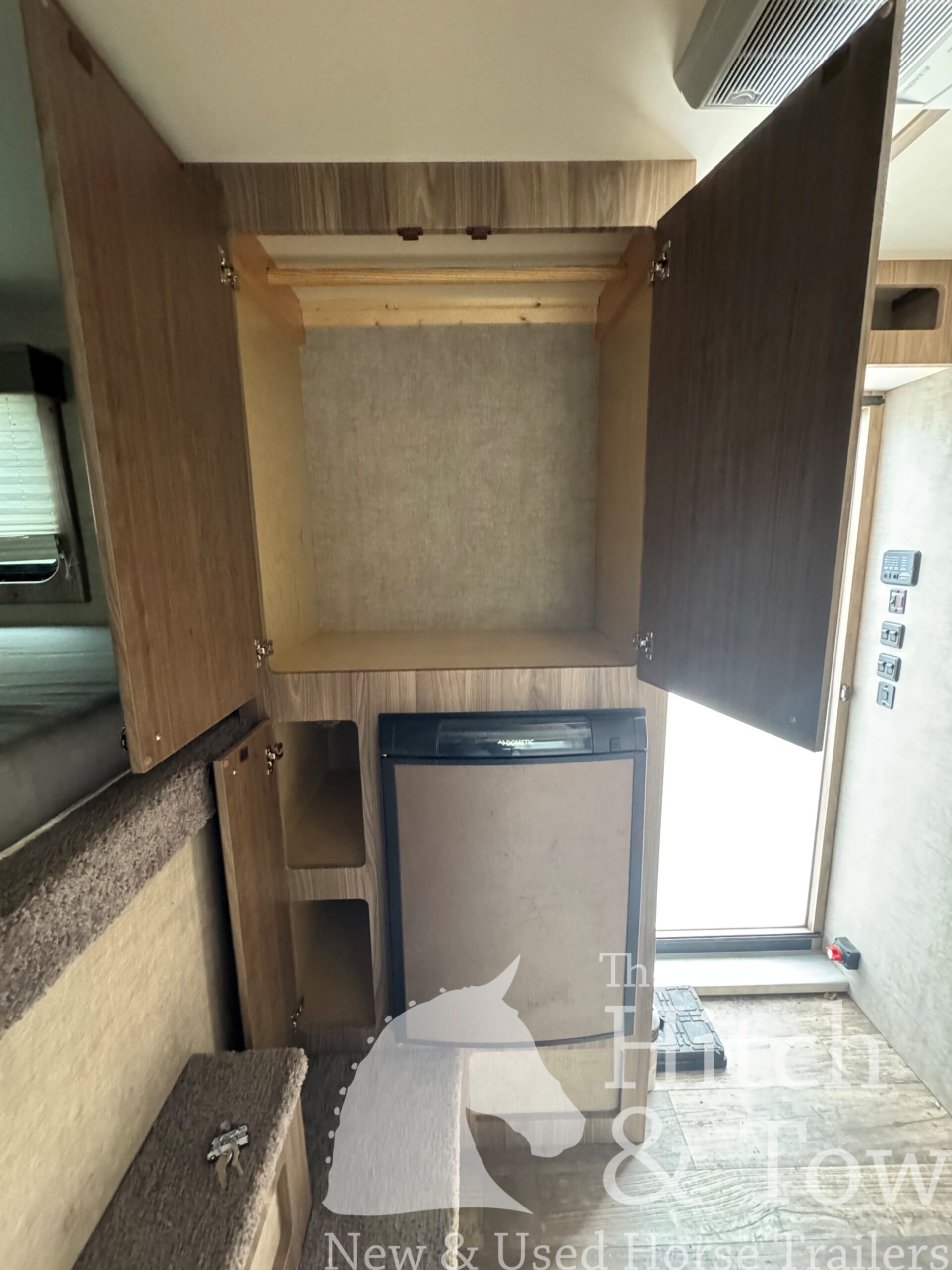 2022 SHADOW 3 HORSE SLANT LOAD LIVING QUARTERS TRAILER W/ UPGRADES! $39,000