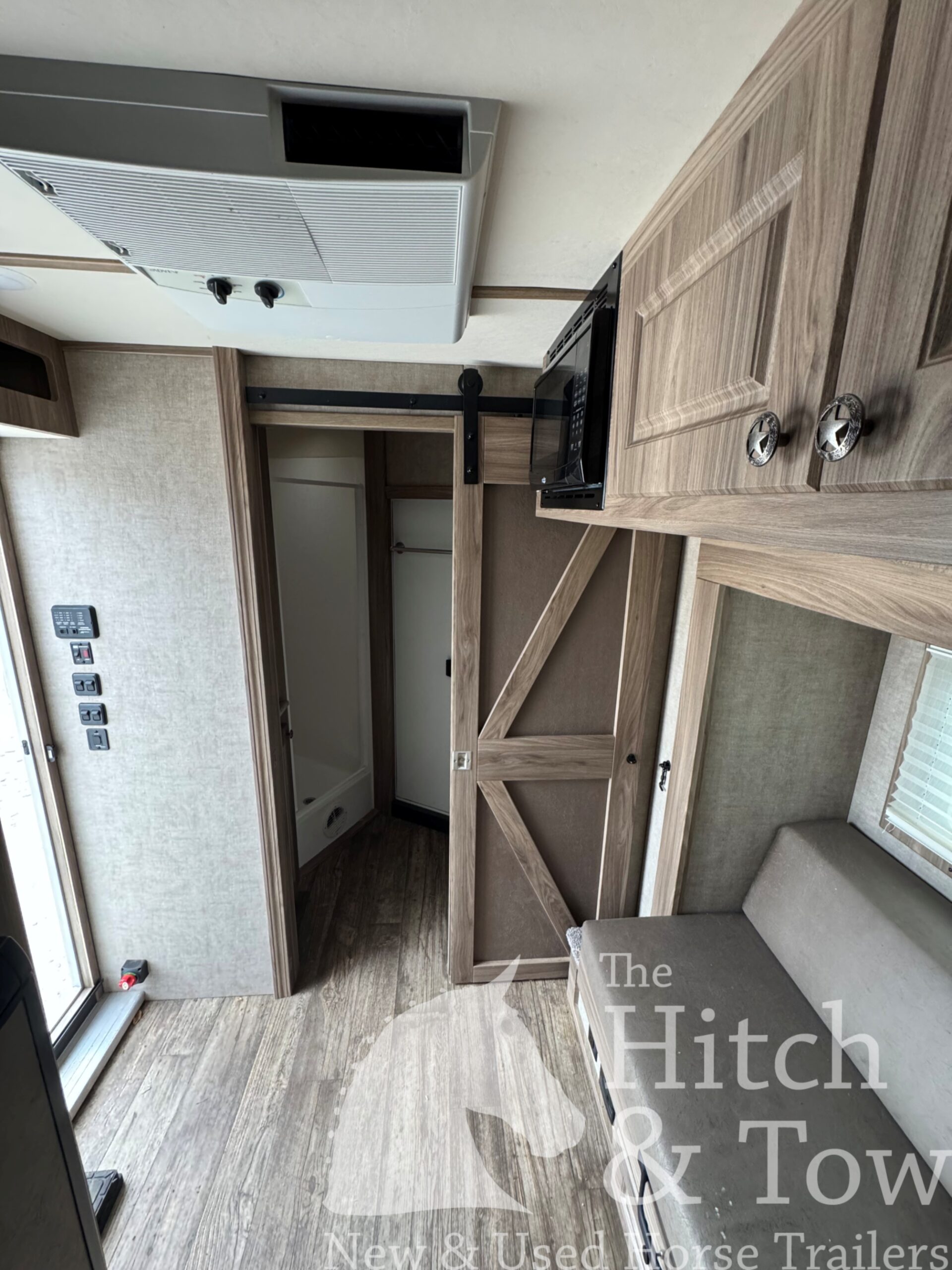 2022 SHADOW 3 HORSE SLANT LOAD LIVING QUARTERS TRAILER W/ UPGRADES! $39,000