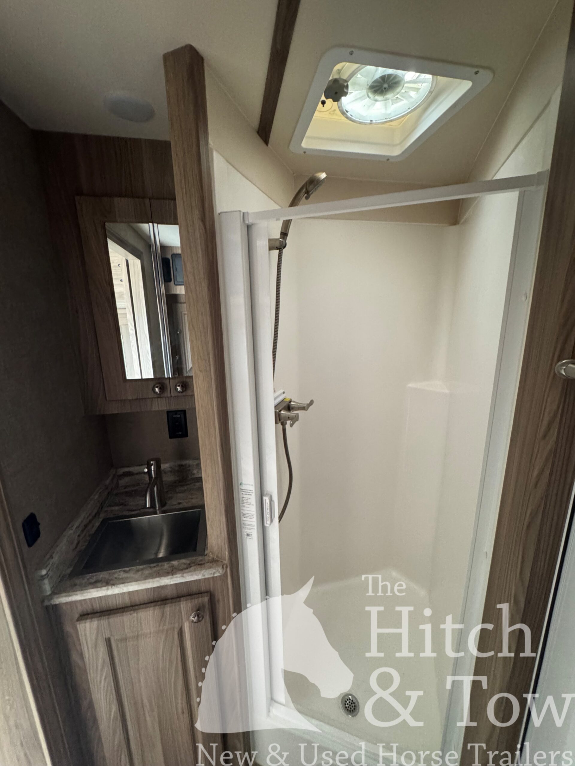 2022 SHADOW 3 HORSE SLANT LOAD LIVING QUARTERS TRAILER W/ UPGRADES! $39,000