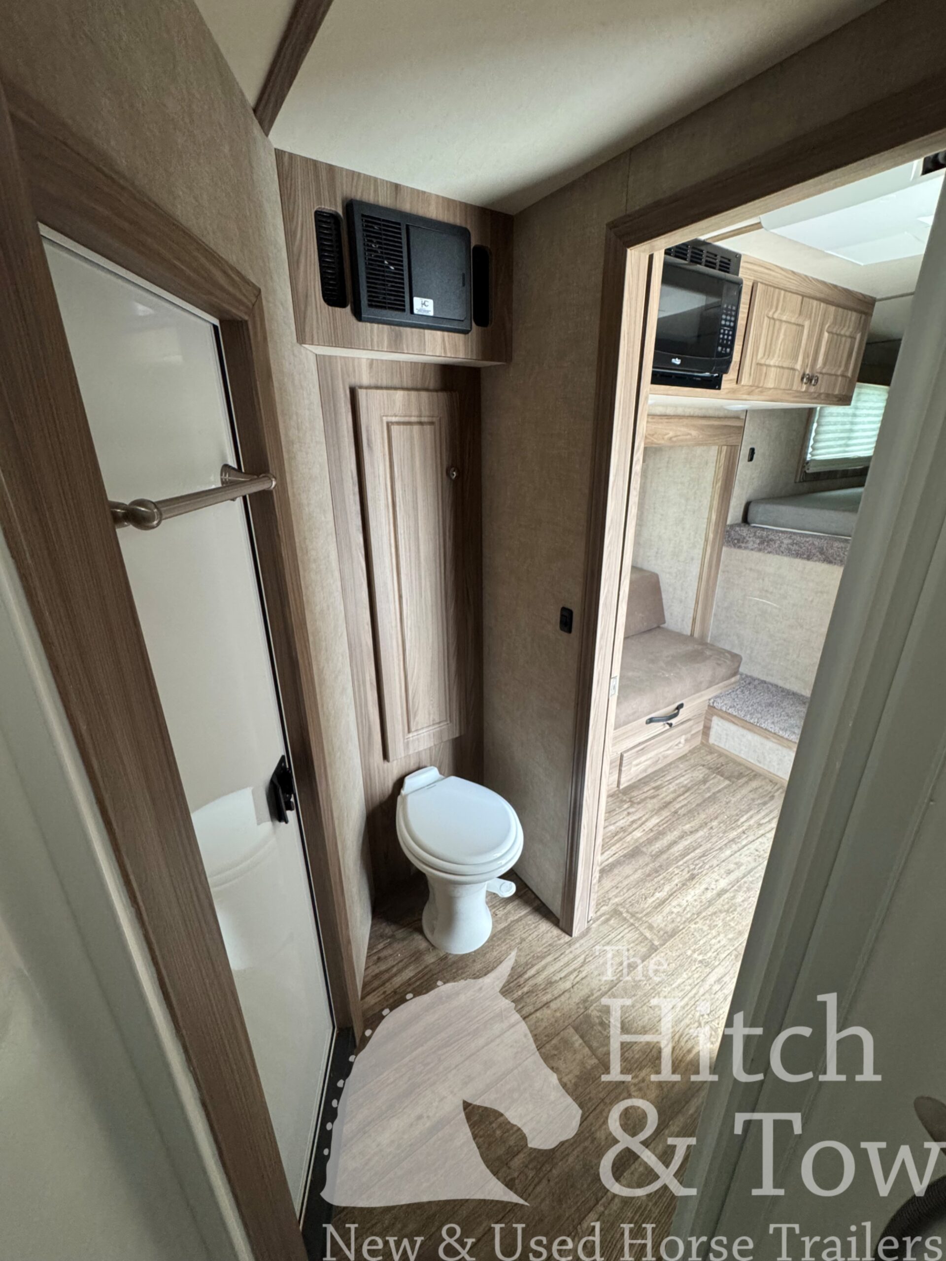 2022 SHADOW 3 HORSE SLANT LOAD LIVING QUARTERS TRAILER W/ UPGRADES! $39,000