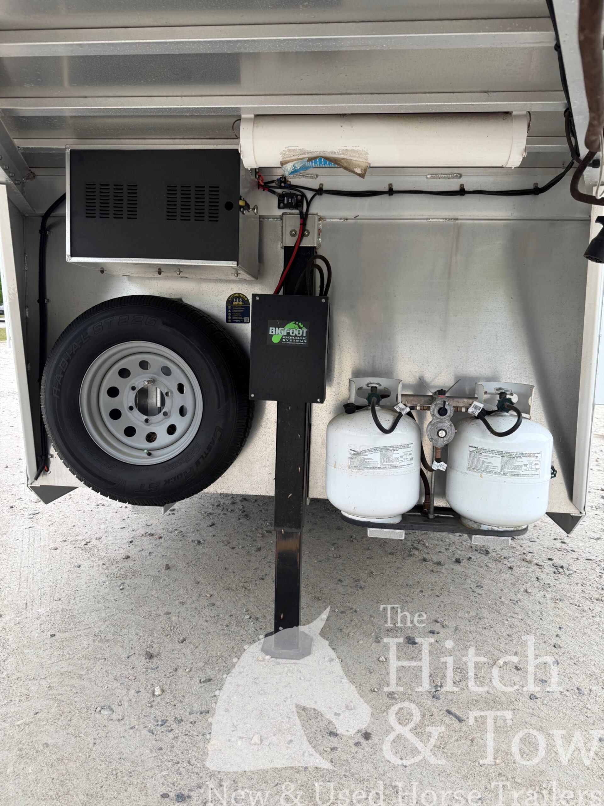 2022 SHADOW 3 HORSE SLANT LOAD LIVING QUARTERS TRAILER W/ UPGRADES! $39,000