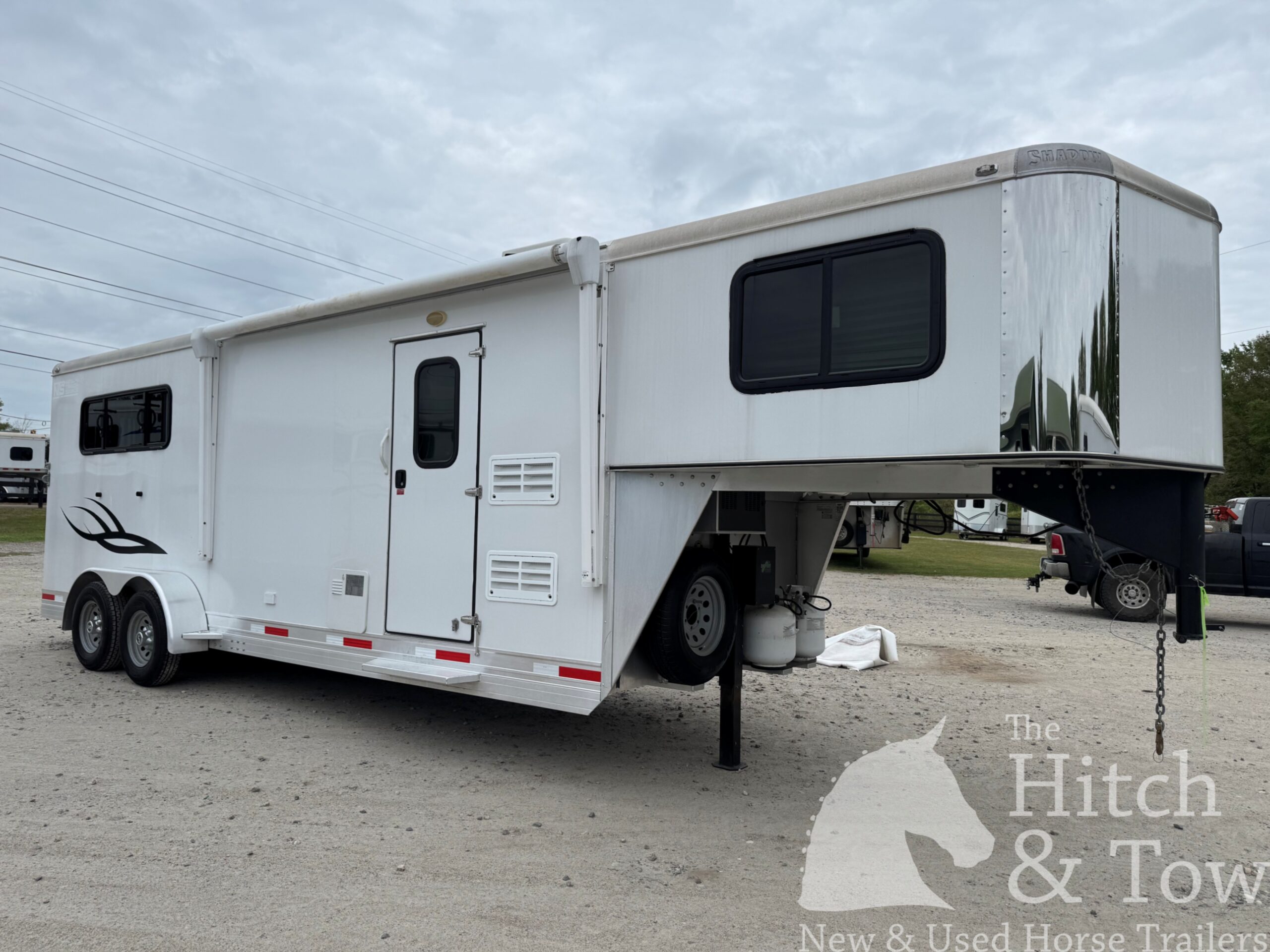 2022 SHADOW 3 HORSE SLANT LOAD LIVING QUARTERS TRAILER W/ UPGRADES! $39,000