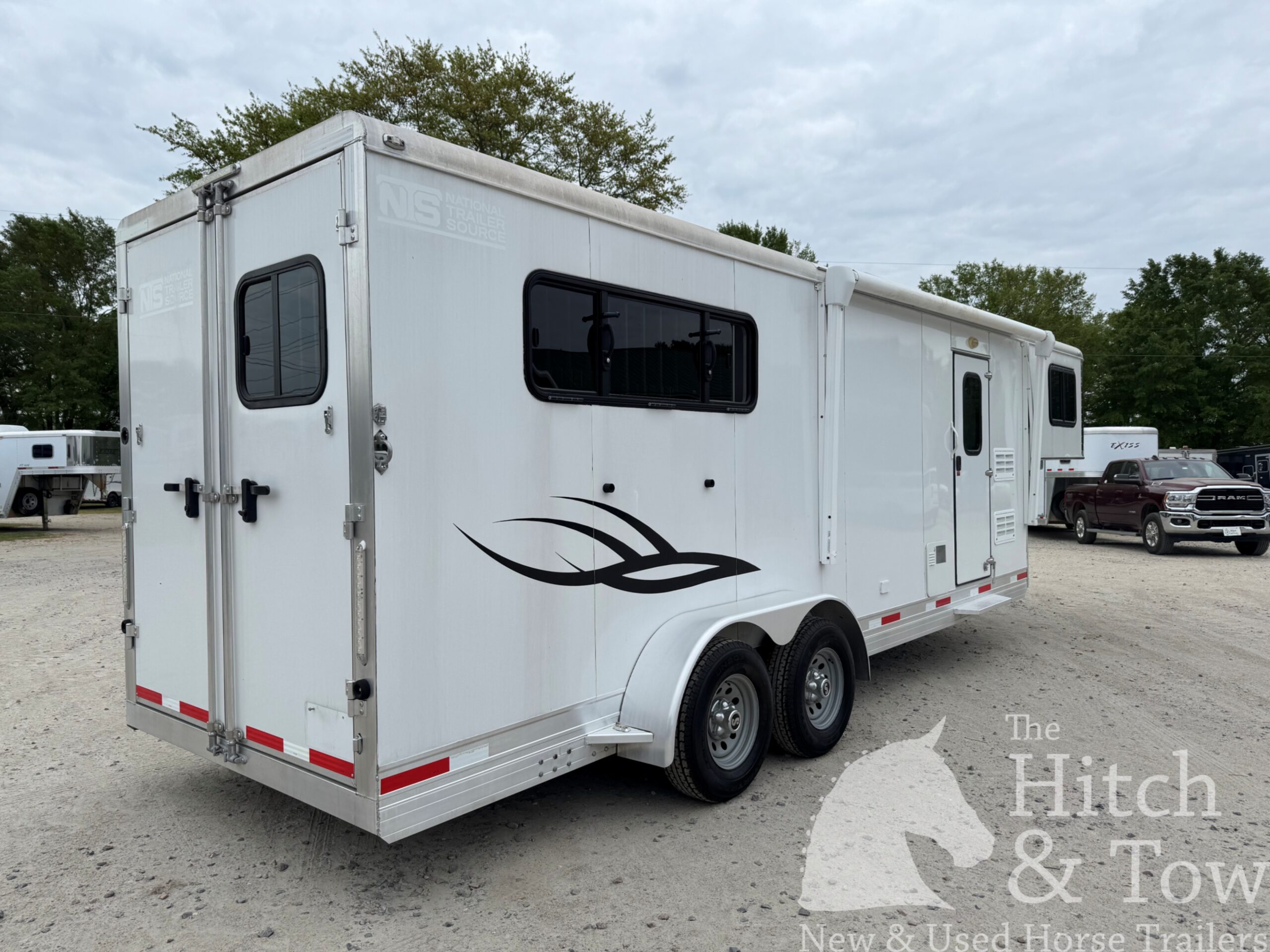 2022 SHADOW 3 HORSE SLANT LOAD LIVING QUARTERS TRAILER W/ UPGRADES! $39,000