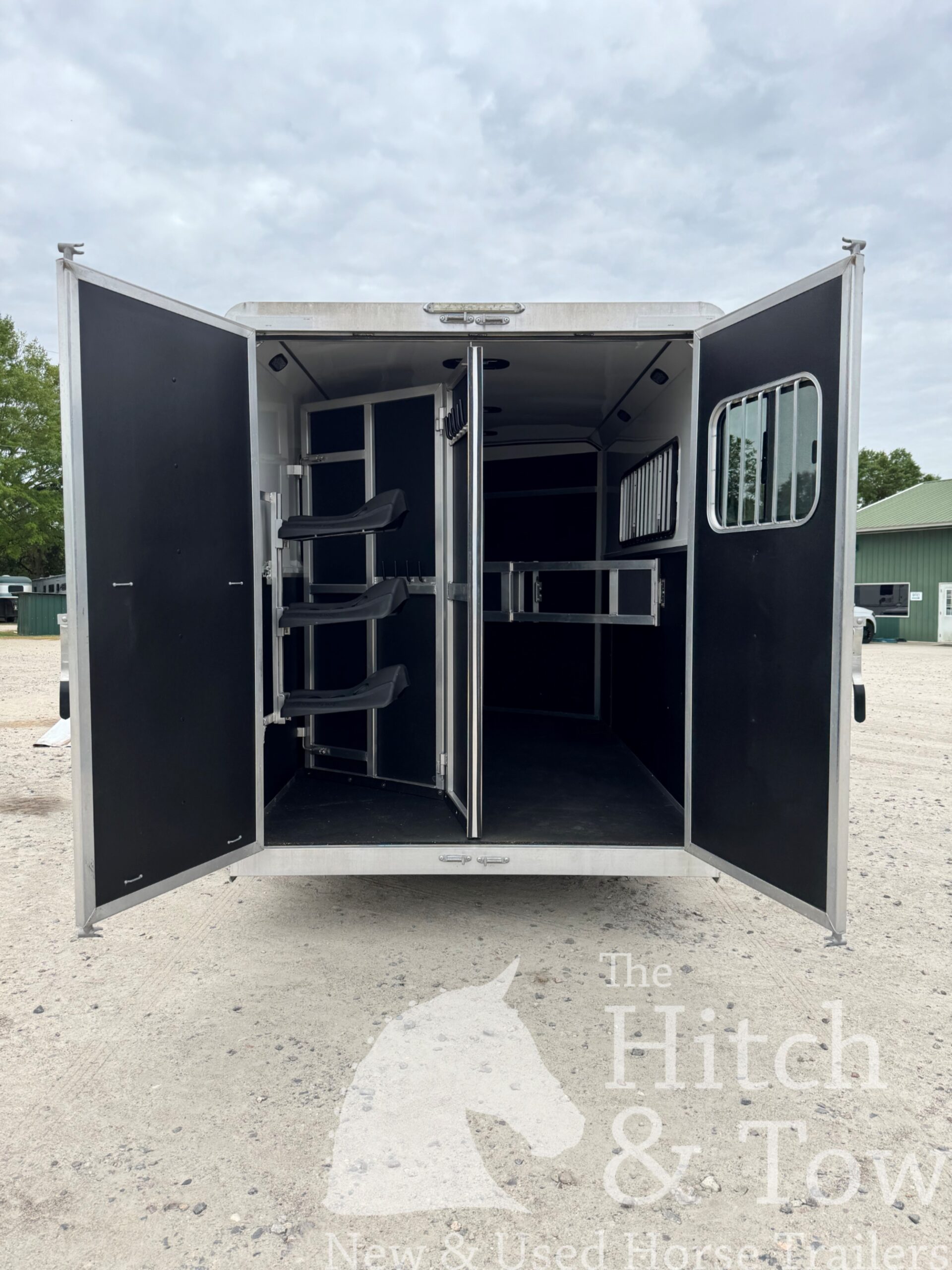 2022 SHADOW 3 HORSE SLANT LOAD LIVING QUARTERS TRAILER W/ UPGRADES! $39,000