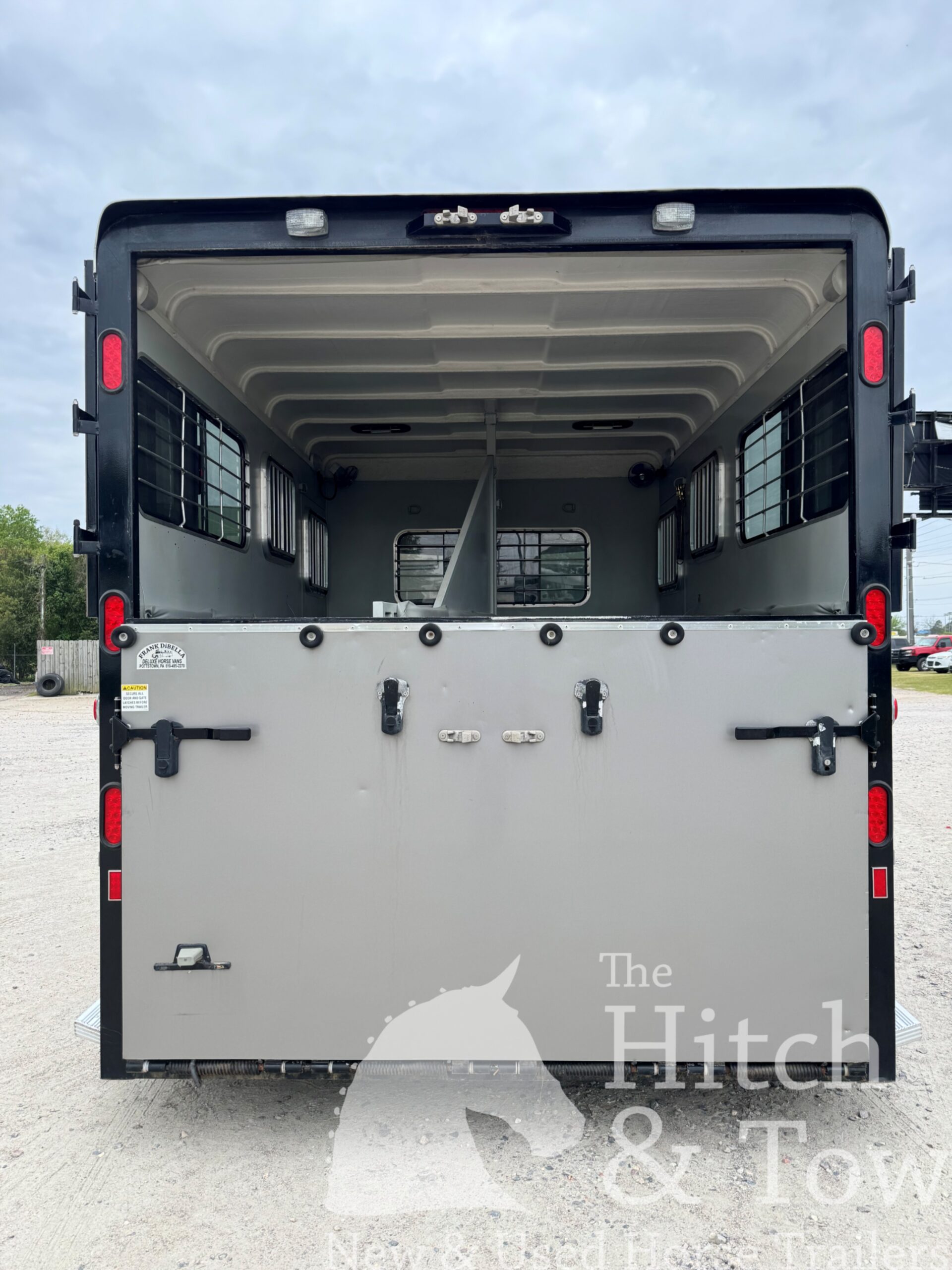 2022 HAWK 2 HORSE BUMPER PULL W/ DRESSING ROOM & WARMBLOOD SIZE!! $23,500