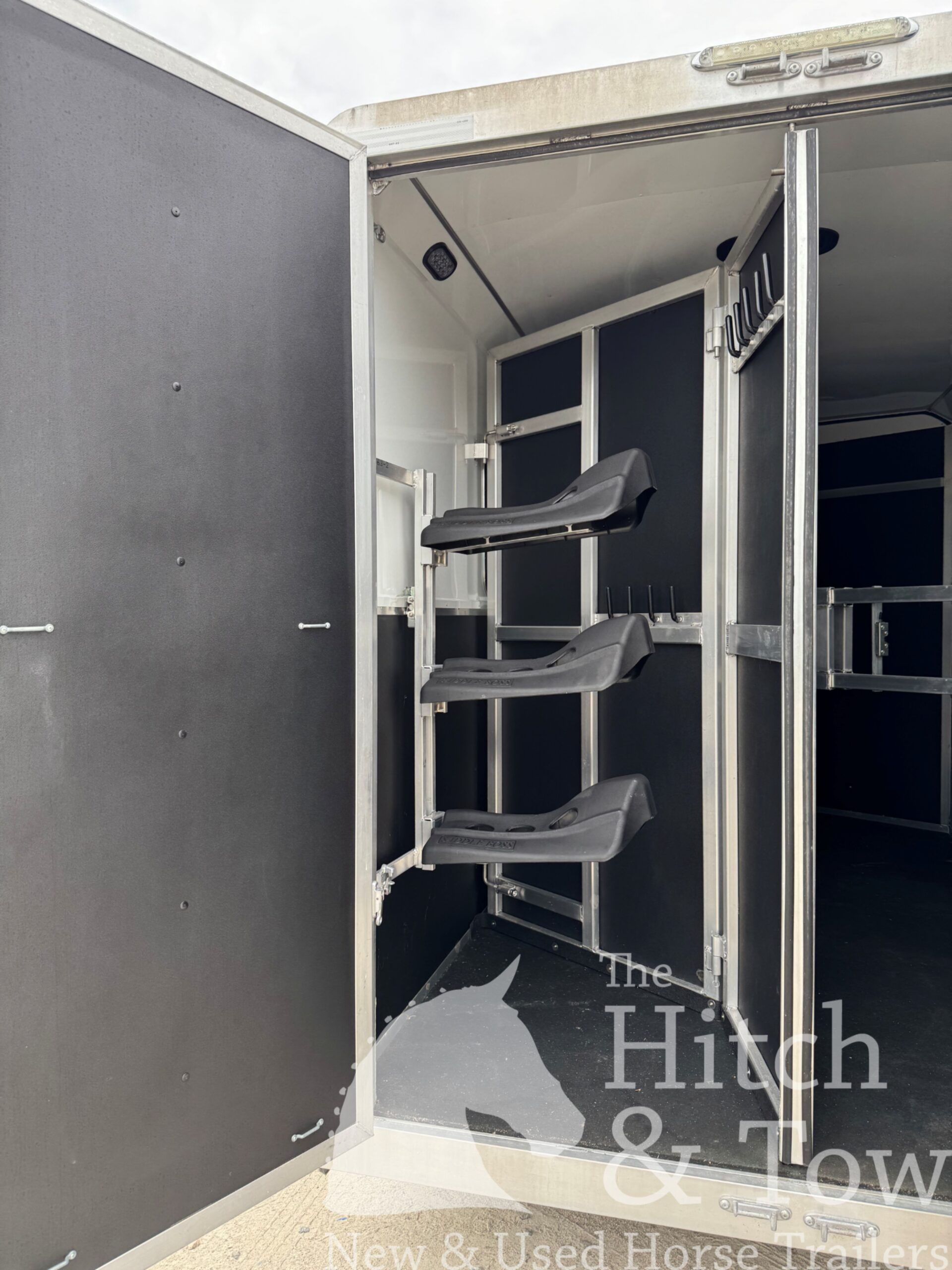 2022 SHADOW 3 HORSE SLANT LOAD LIVING QUARTERS TRAILER W/ UPGRADES! $39,000