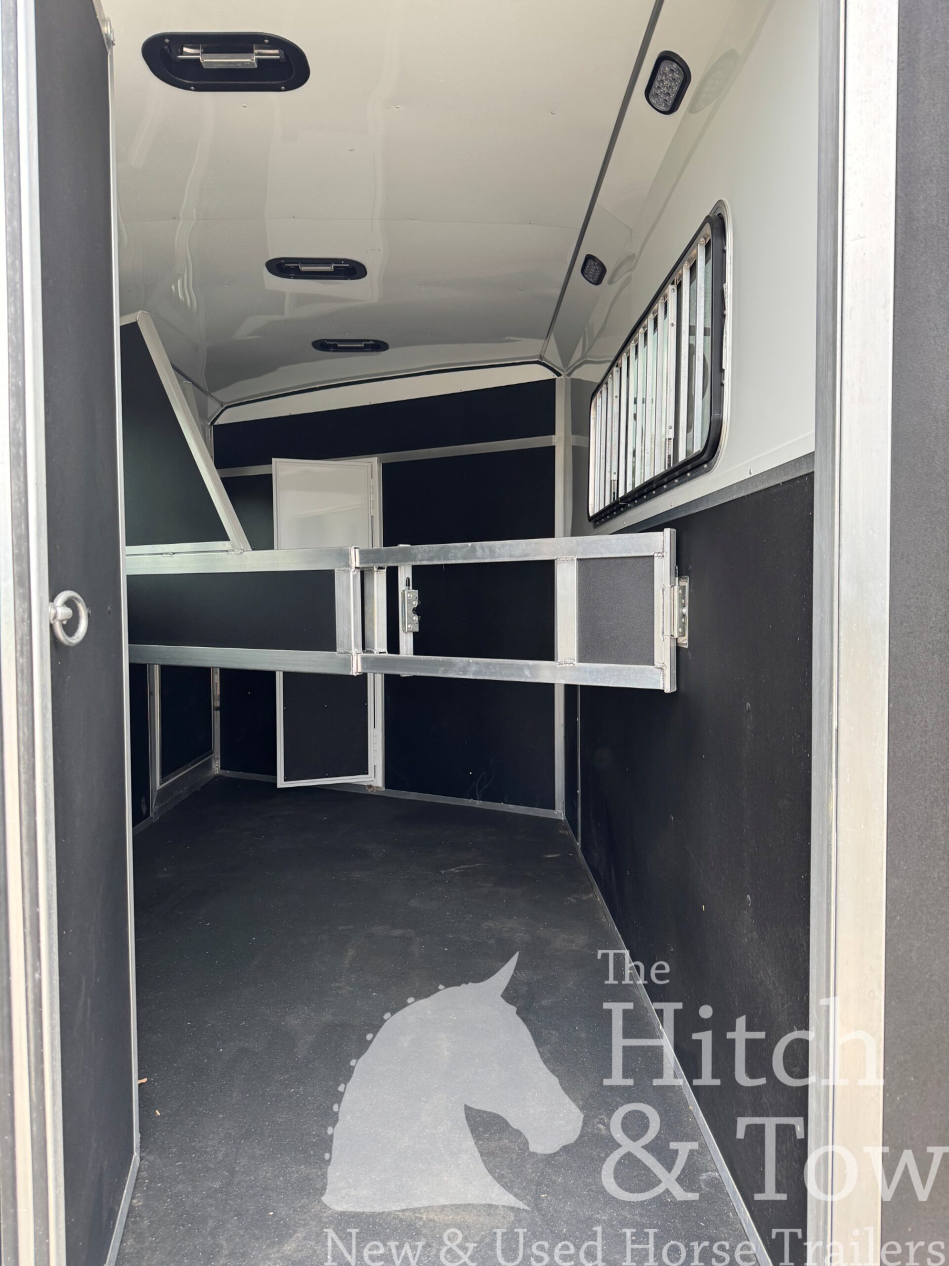2022 SHADOW 3 HORSE SLANT LOAD LIVING QUARTERS TRAILER W/ UPGRADES! $39,000