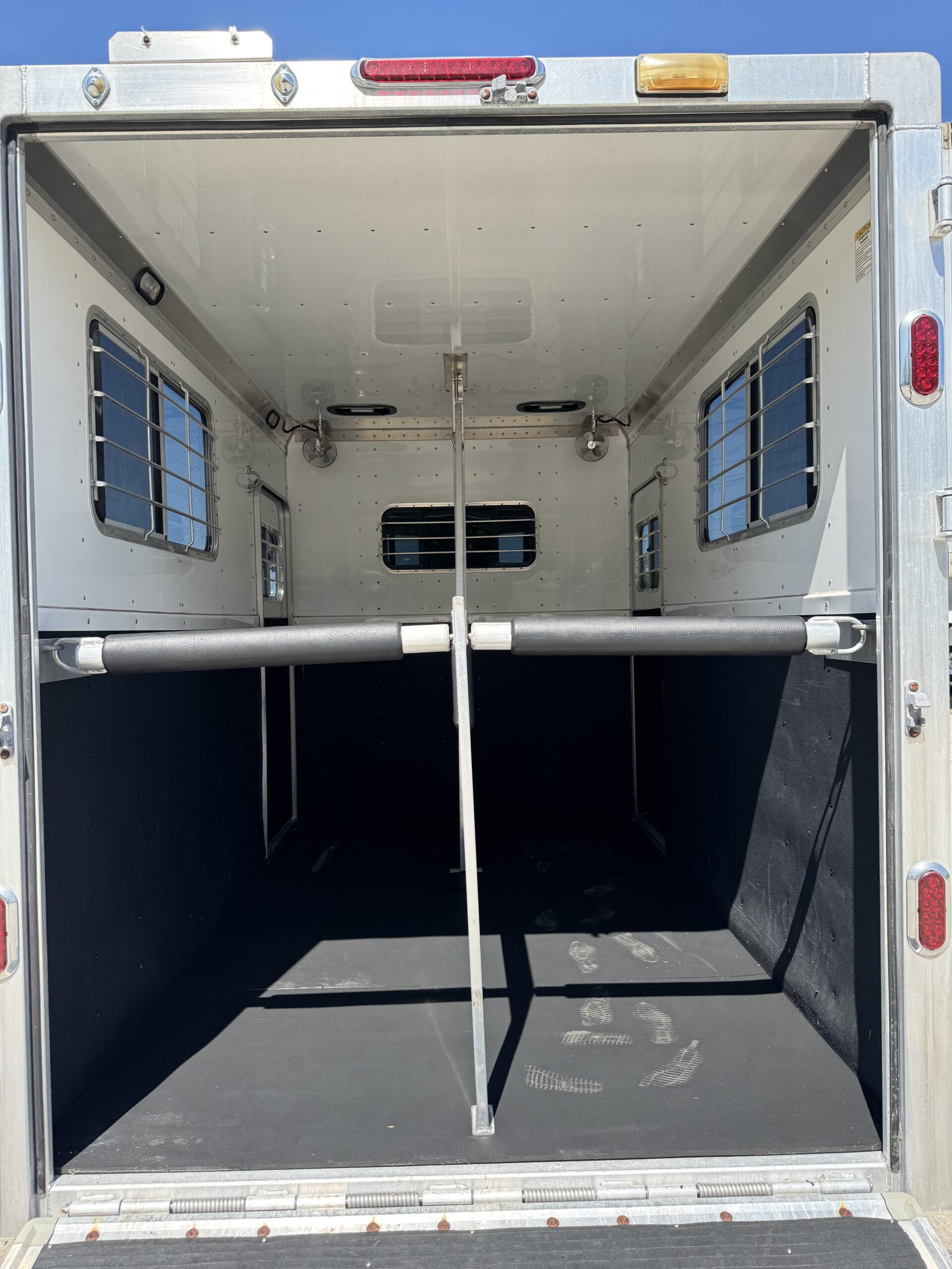 TOP OF THE LINE 2010 Eby 2 Horse Straight Load Bumper Pull $19,500