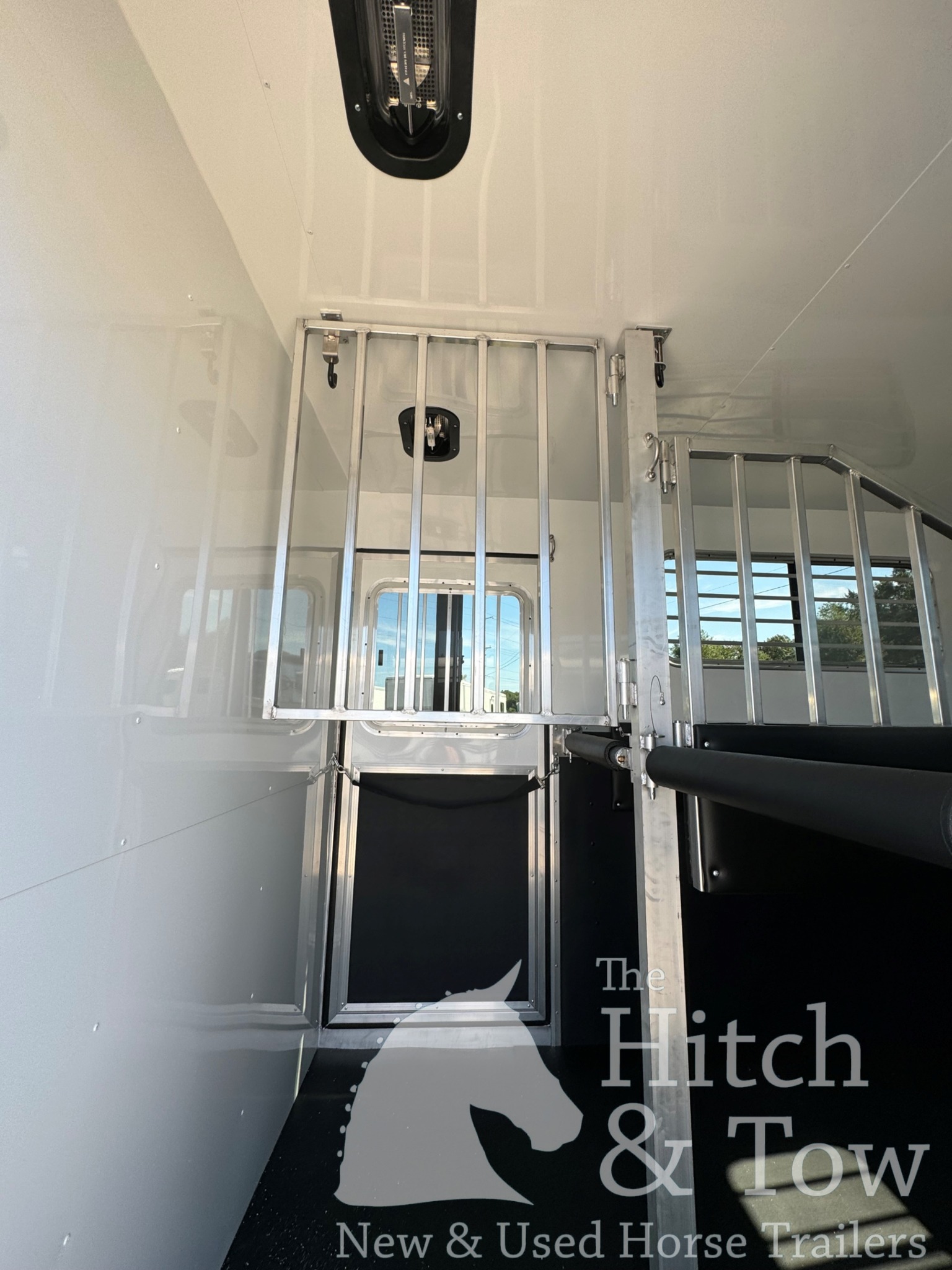 2027 KIEFERBILT KRUISER 2 HORSE BUMPER PULL W/ DRESSING ROOM $24,500