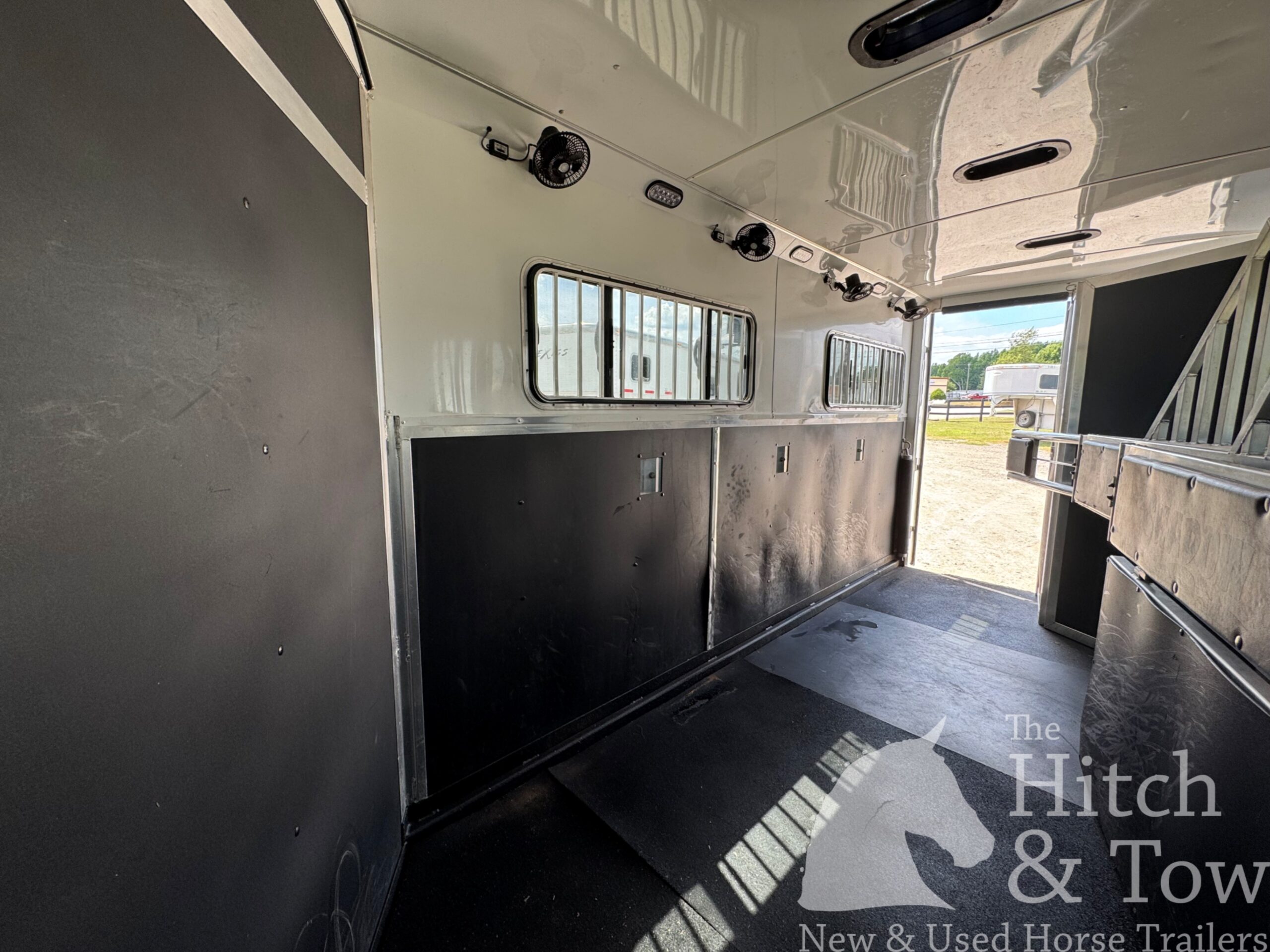LIGHTLY USED! 2018 SHADOW 4 HORSE SLANT LOAD WEEKENDER W/ UPGRADES! $31,900