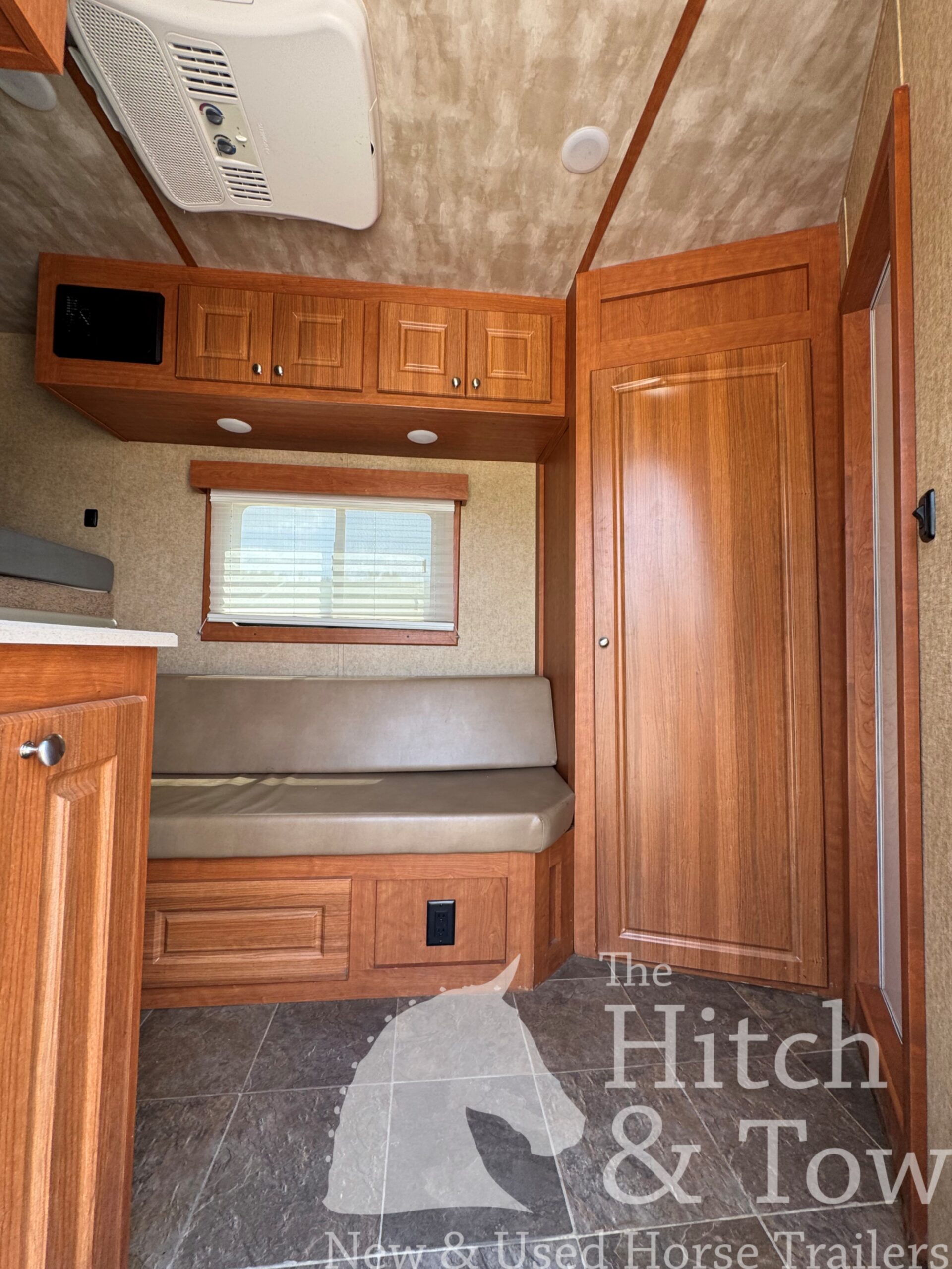 LIGHTLY USED! 2018 SHADOW 4 HORSE SLANT LOAD WEEKENDER W/ UPGRADES! $31,900