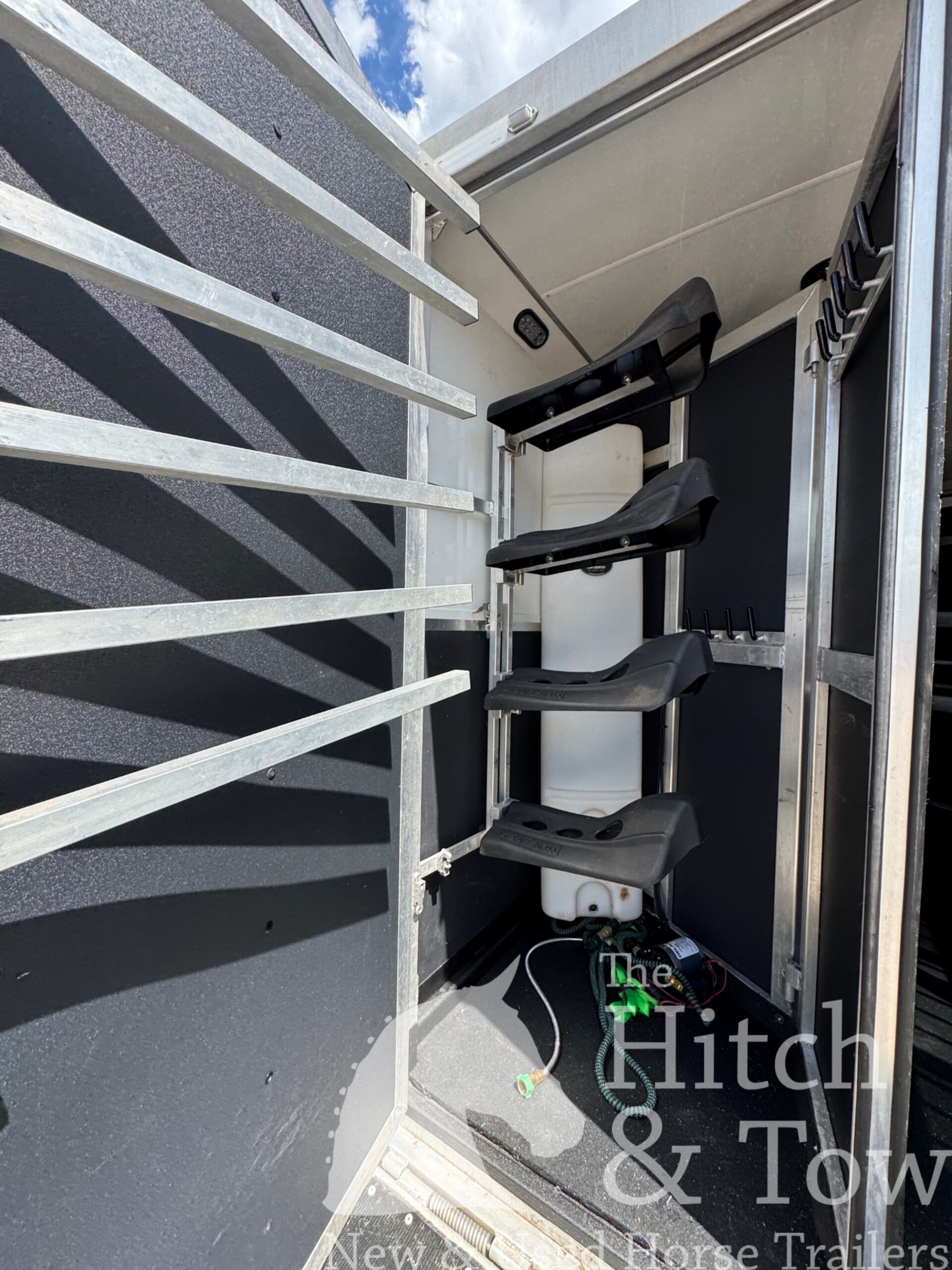 LIGHTLY USED! 2018 SHADOW 4 HORSE SLANT LOAD WEEKENDER W/ UPGRADES! $31,900