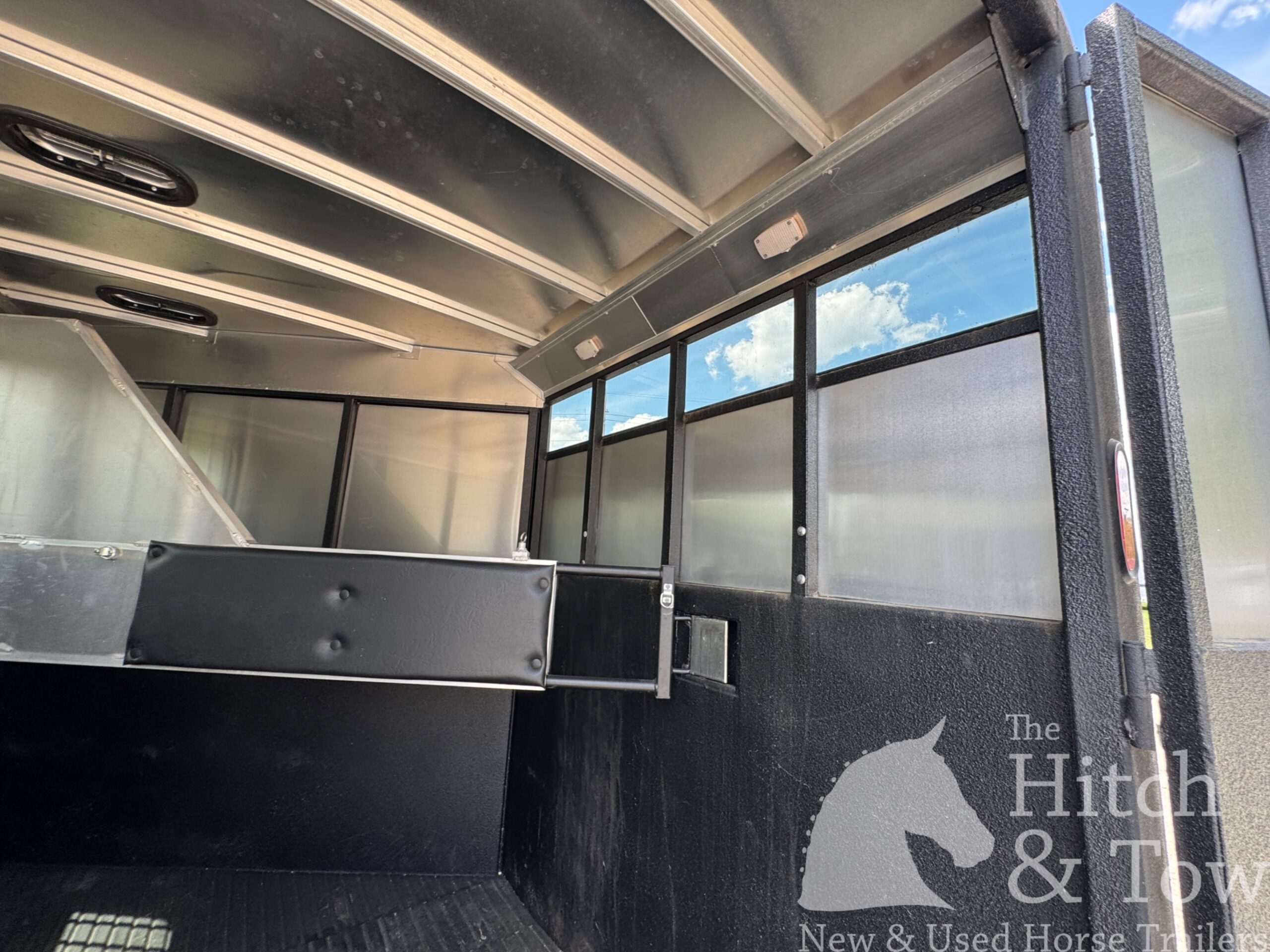 2017 LOGAN CROSS FIRE 2 HORSE SLANT BUMPER PULL TRAILER $13,500