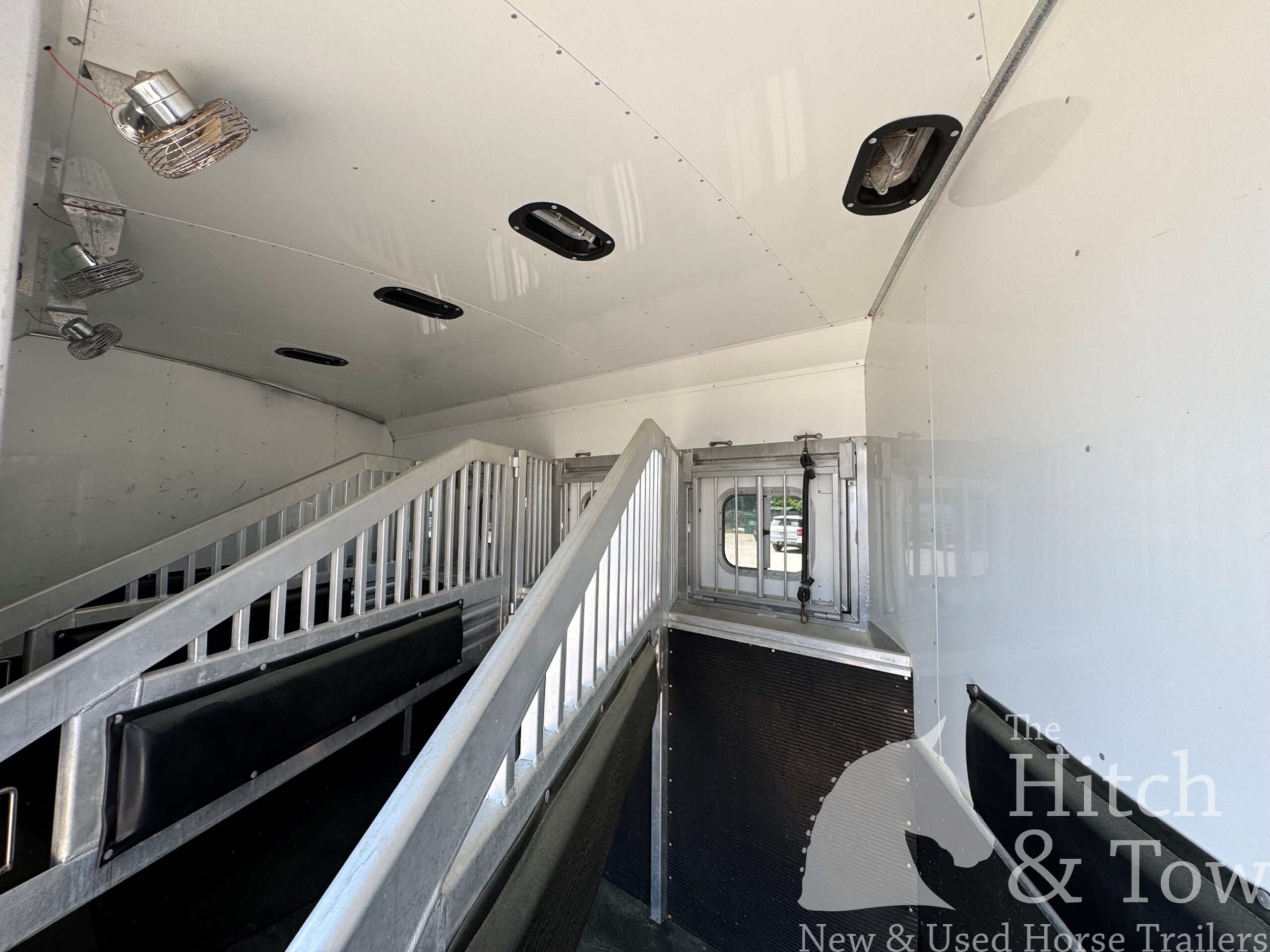 2006 ELITE 4 HORSE W/ 20′ LIVING QUARTERS, TONS OF UPGRADES, & TONS OF STORAGE!! $69,900
