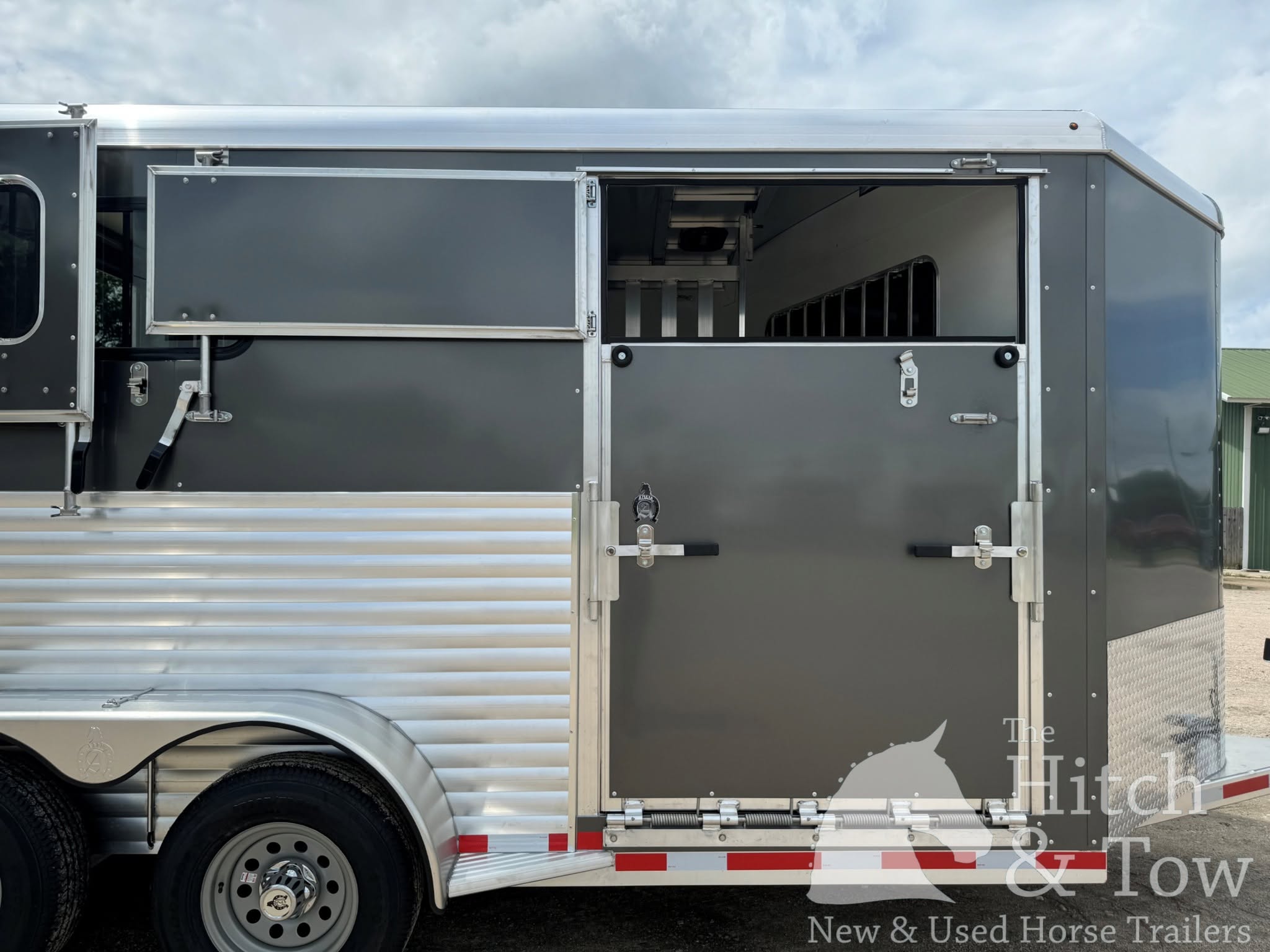 2027 ADAM JULITE 2 HORSE BUMPER PULL W/ SIDE RAMP $22,500