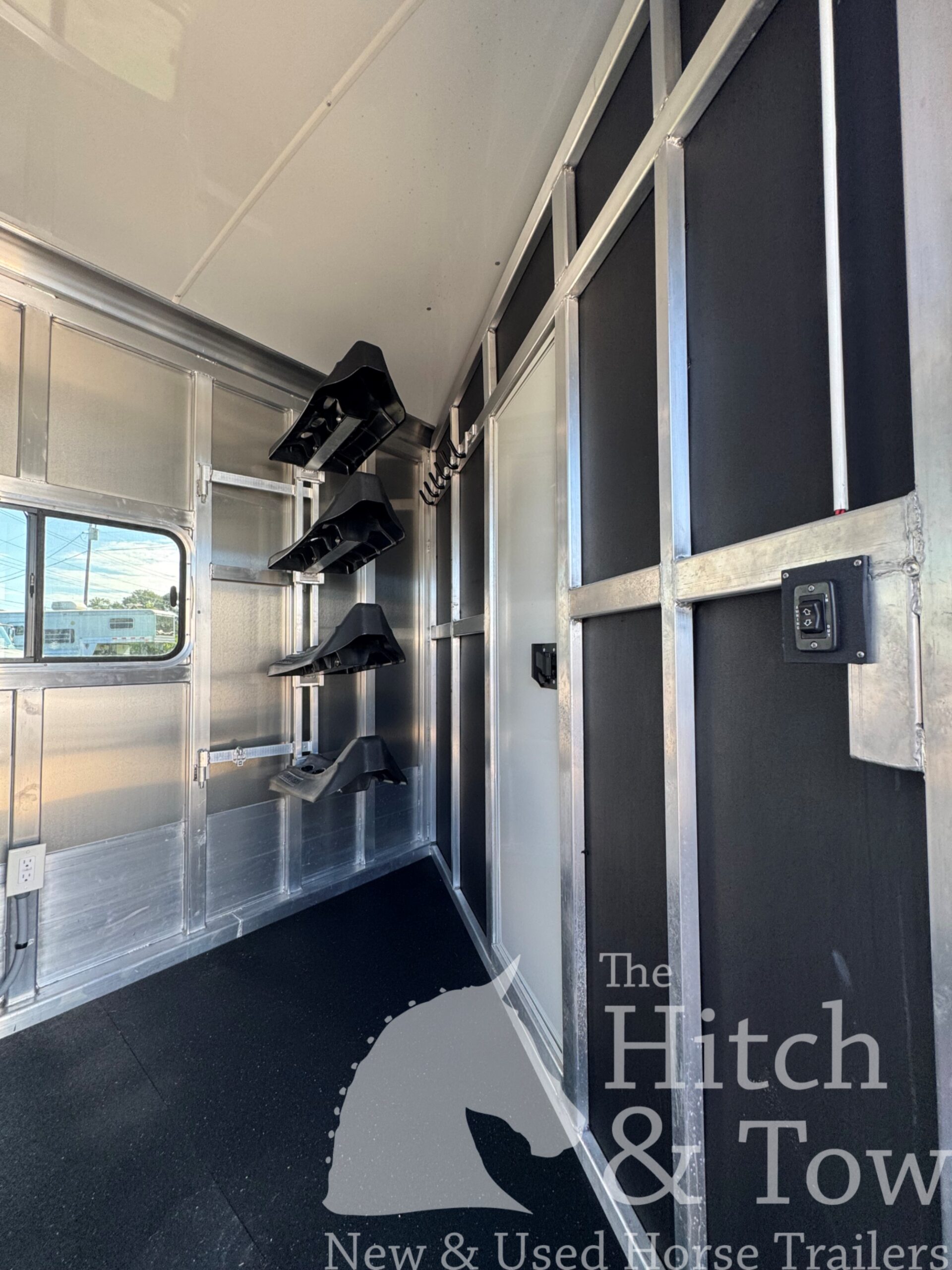 LIGHTLY USED! 2018 SHADOW 4 HORSE SLANT LOAD W/ UPGRADES! $25,900