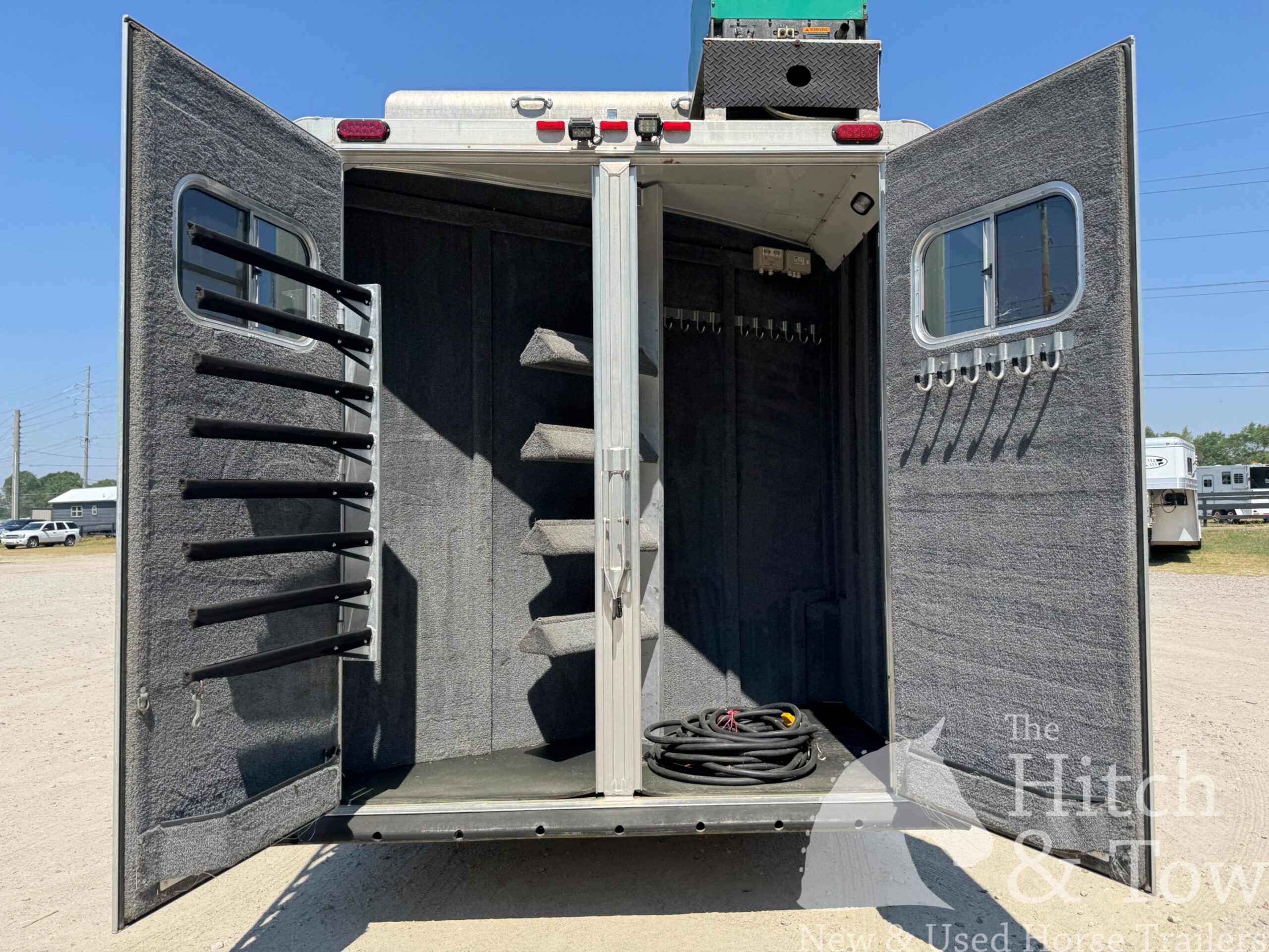 2006 ELITE 4 HORSE W/ 20′ LIVING QUARTERS, TONS OF UPGRADES, & TONS OF STORAGE!! $69,900