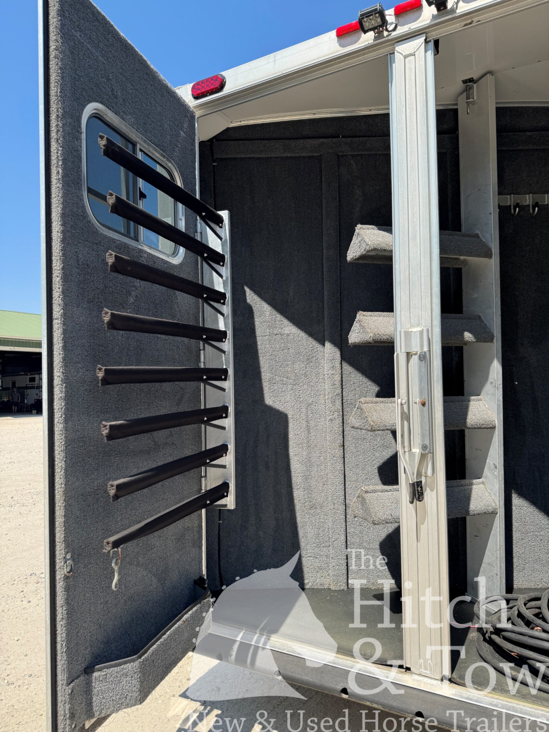 2006 ELITE 4 HORSE W/ 20′ LIVING QUARTERS, TONS OF UPGRADES, & TONS OF STORAGE!! $69,900