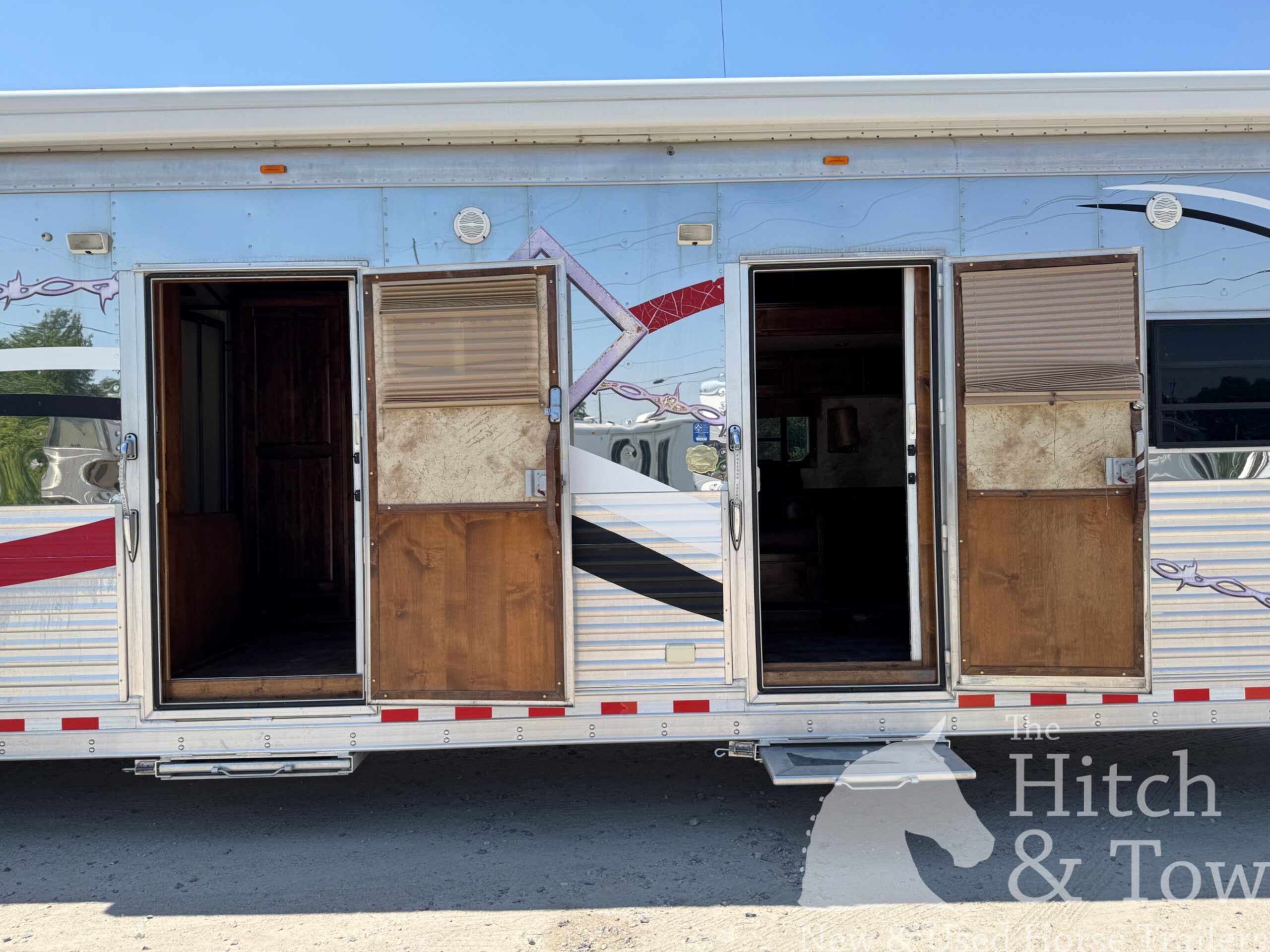 2006 ELITE 4 HORSE W/ 20′ LIVING QUARTERS, TONS OF UPGRADES, & TONS OF STORAGE!! $69,900