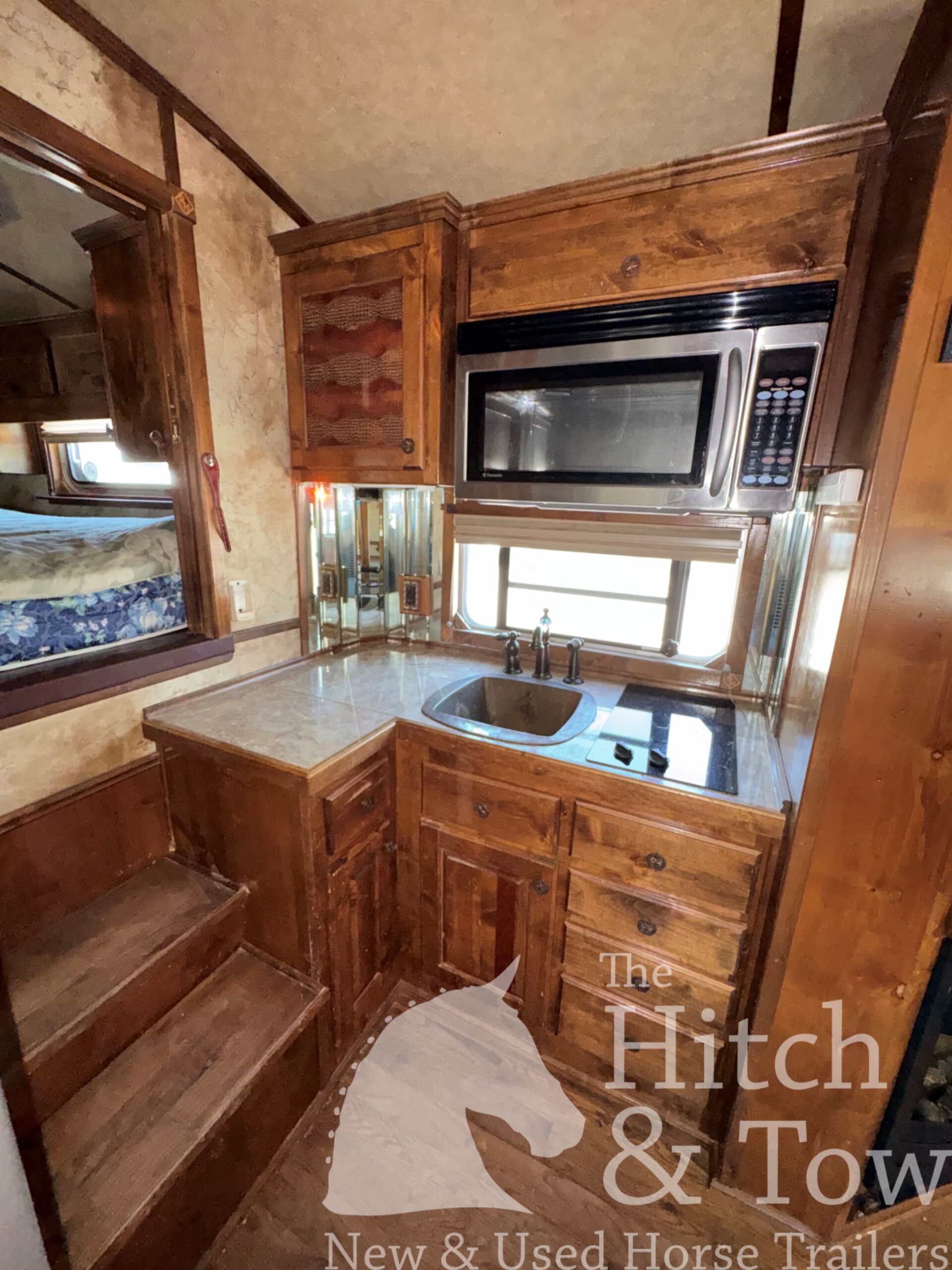 2006 ELITE 4 HORSE W/ 20′ LIVING QUARTERS, TONS OF UPGRADES, & TONS OF STORAGE!! $69,900