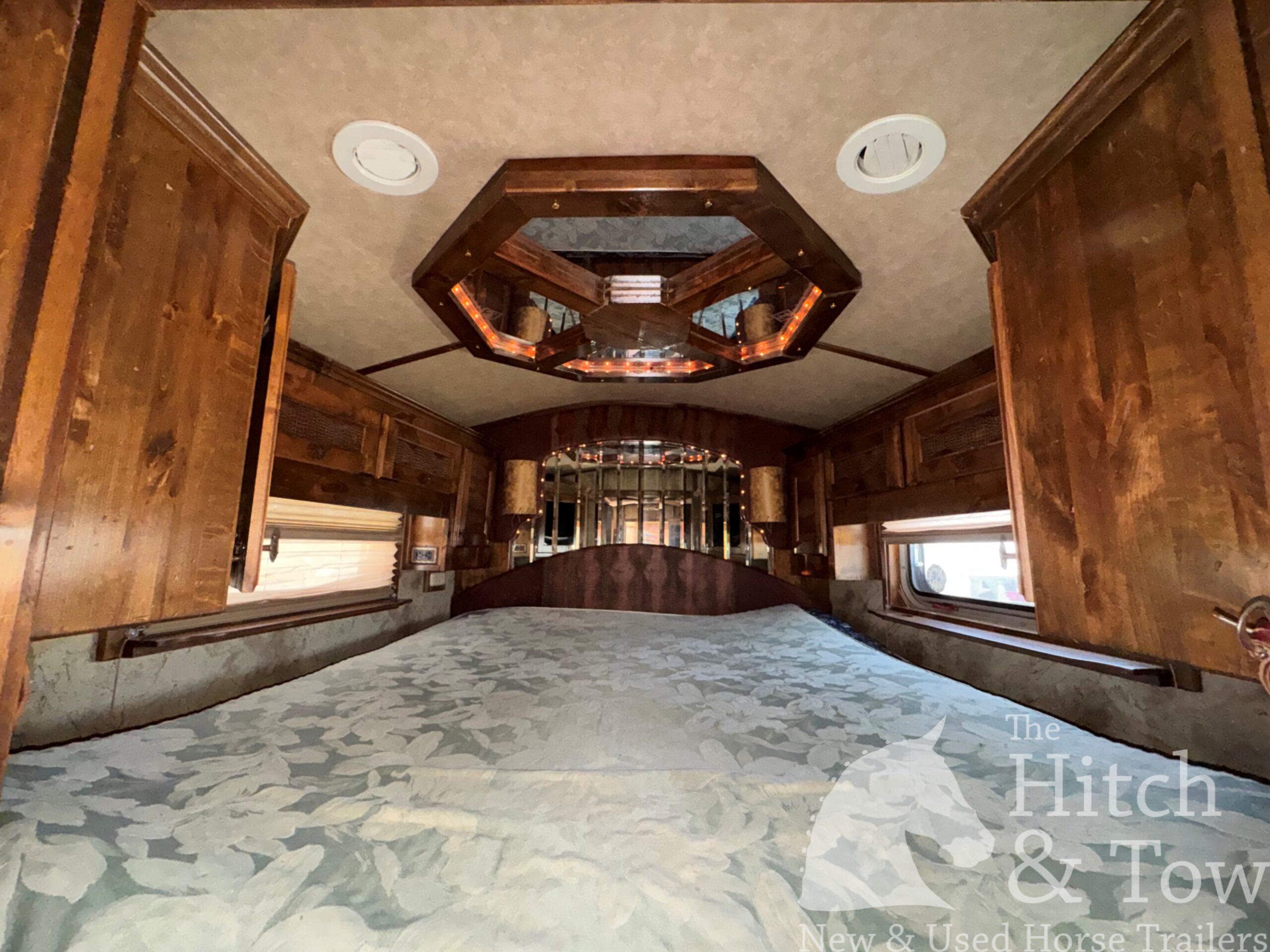 2006 ELITE 4 HORSE W/ 20′ LIVING QUARTERS, TONS OF UPGRADES, & TONS OF STORAGE!! $69,900