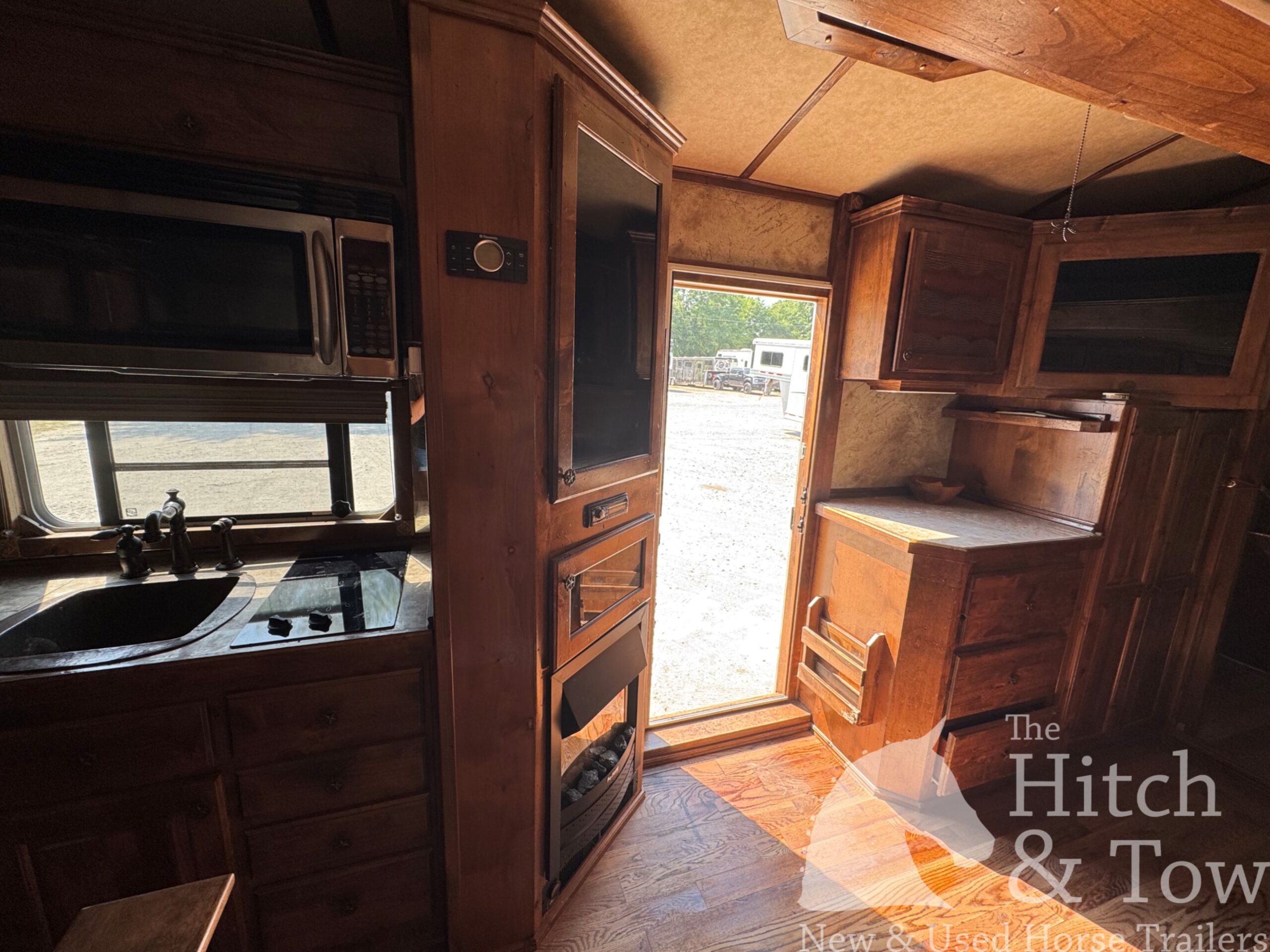 2006 ELITE 4 HORSE W/ 20′ LIVING QUARTERS, TONS OF UPGRADES, & TONS OF STORAGE!! $69,900