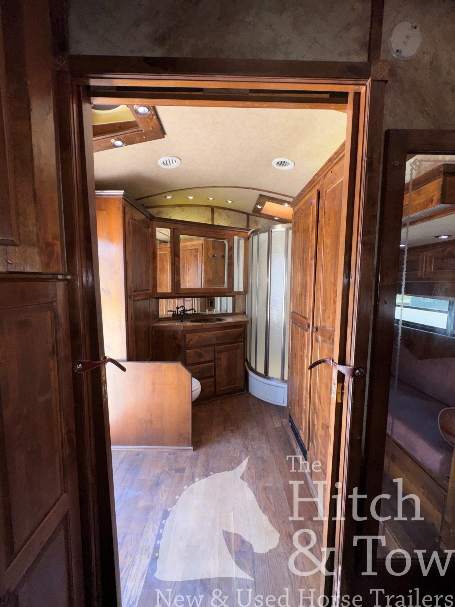 2006 ELITE 4 HORSE W/ 20′ LIVING QUARTERS, TONS OF UPGRADES, & TONS OF STORAGE!! $69,900