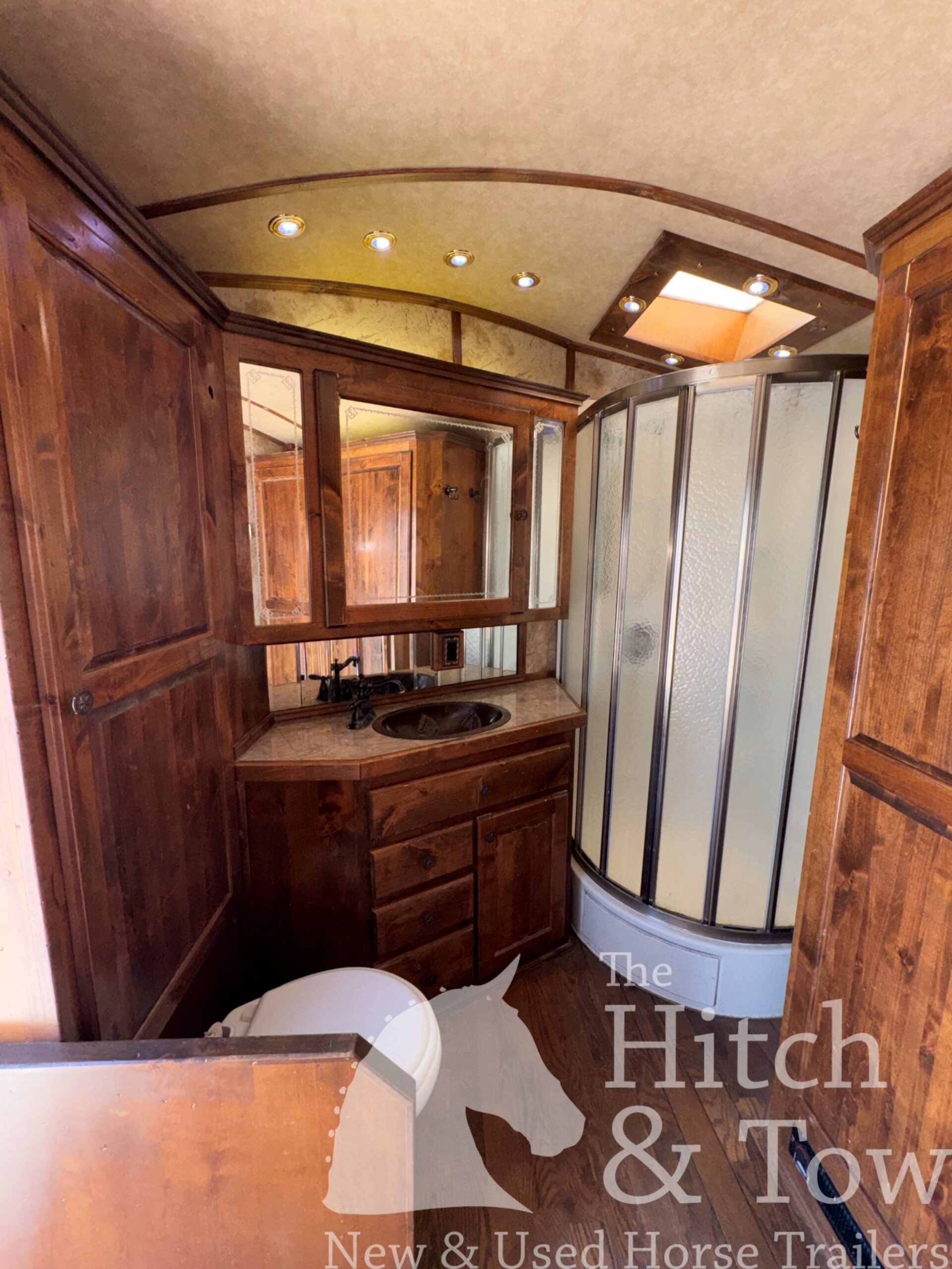 2006 ELITE 4 HORSE W/ 20′ LIVING QUARTERS, TONS OF UPGRADES, & TONS OF STORAGE!! $69,900