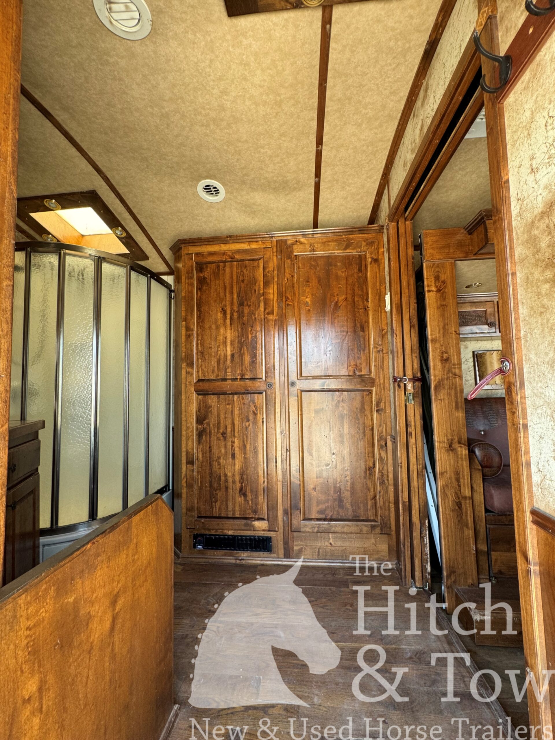 2006 ELITE 4 HORSE W/ 20′ LIVING QUARTERS, TONS OF UPGRADES, & TONS OF STORAGE!! $69,900