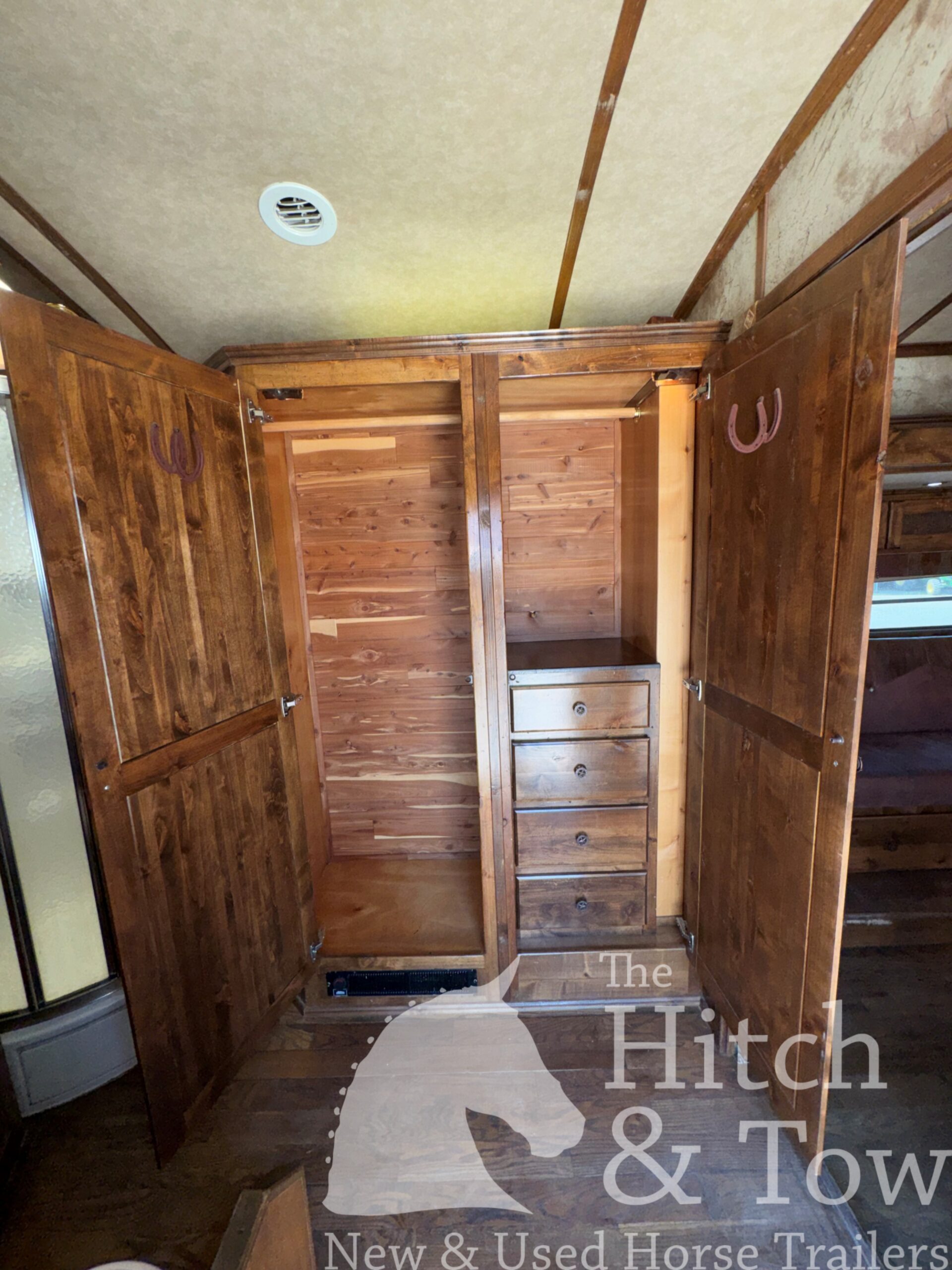 2006 ELITE 4 HORSE W/ 20′ LIVING QUARTERS, TONS OF UPGRADES, & TONS OF STORAGE!! $69,900