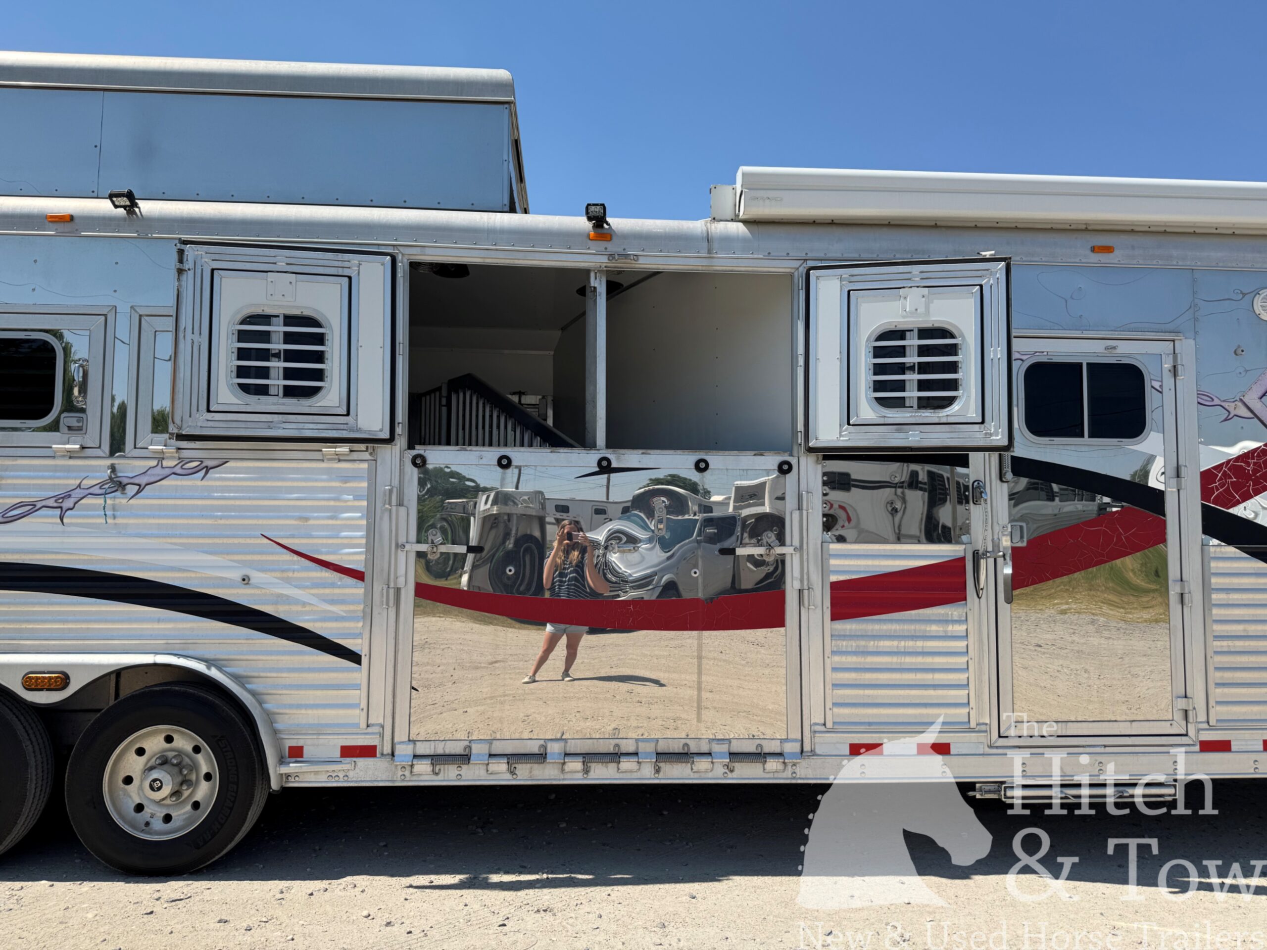 2006 ELITE 4 HORSE W/ 20′ LIVING QUARTERS, TONS OF UPGRADES, & TONS OF STORAGE!! $69,900