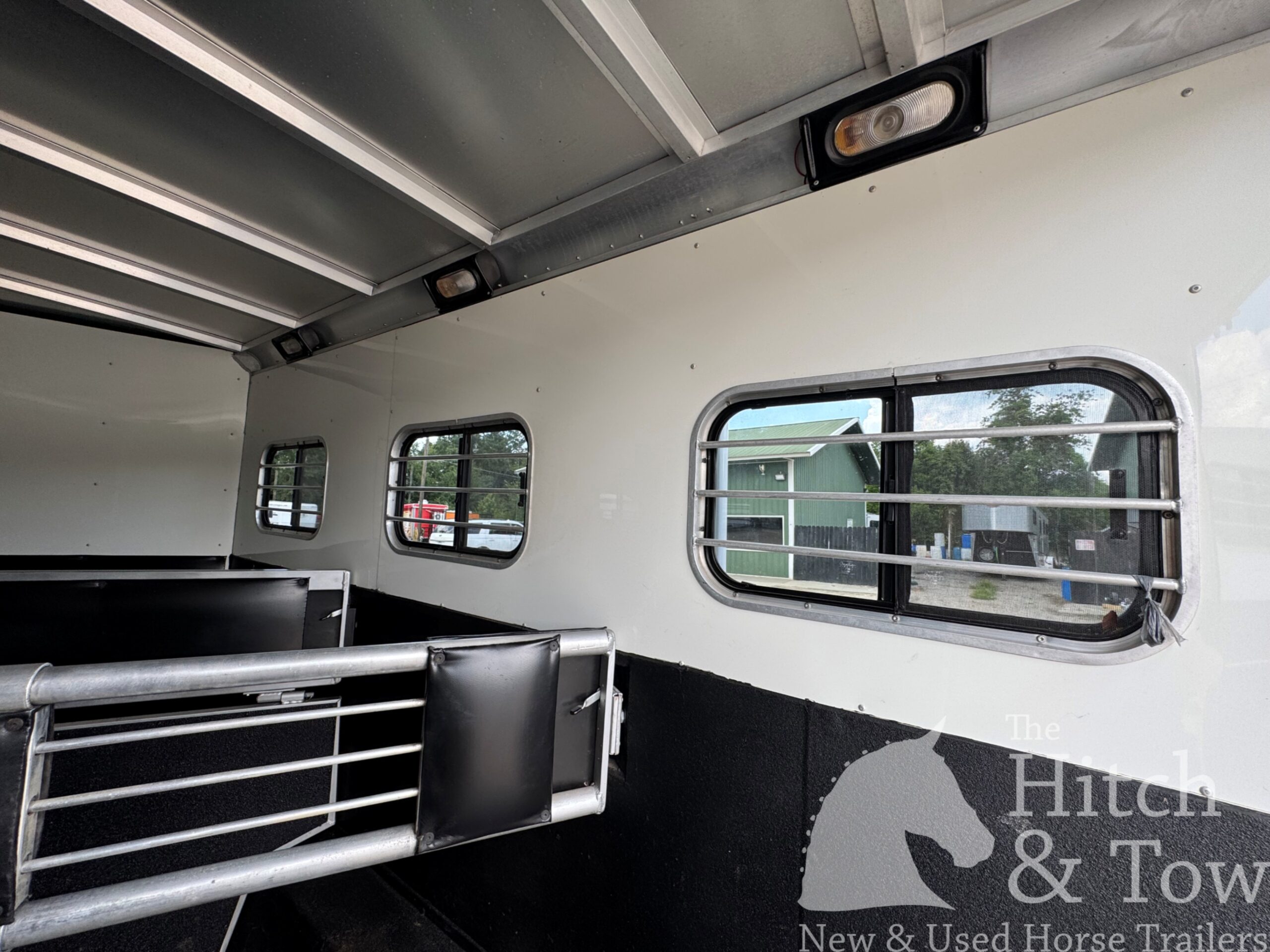 VERY NICE 2004 SUNDOWNER SUNLITE 727 3 HORSE w/ 7′ LIVING QUARTERS $22,900
