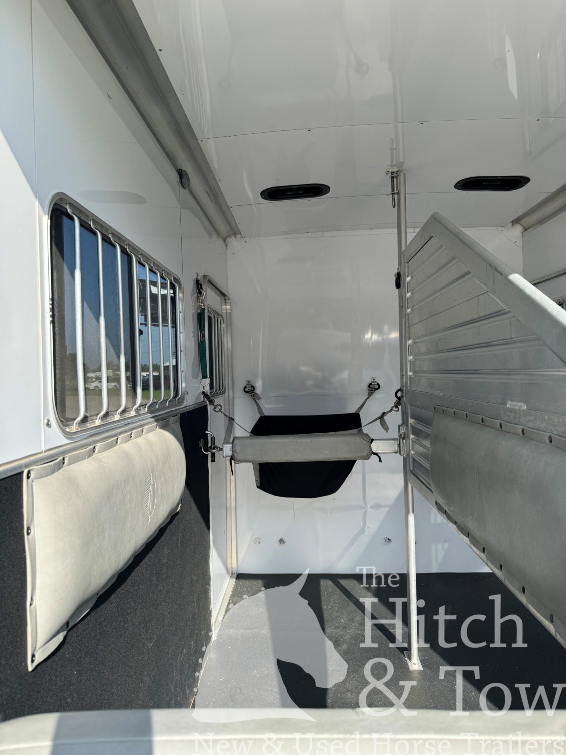 2017 FEATHERLITE 2 HORSE BUMPER PULL W/ DRESSING ROOM $17,900