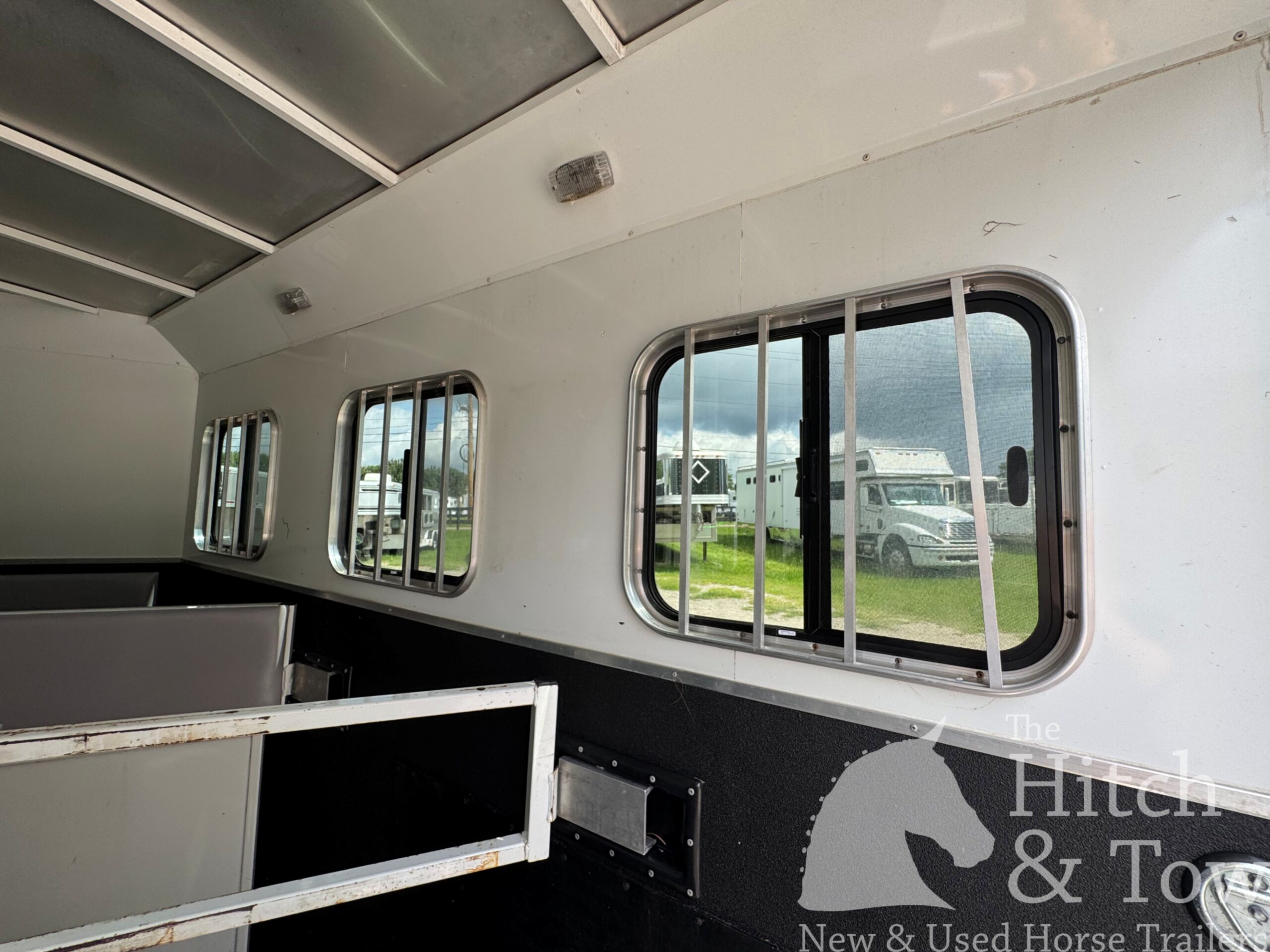 2012 BISON TRAIL HAND 3 HORSE SLANT LOAD W/ 9′ LIVING QUARTERS $24,900!